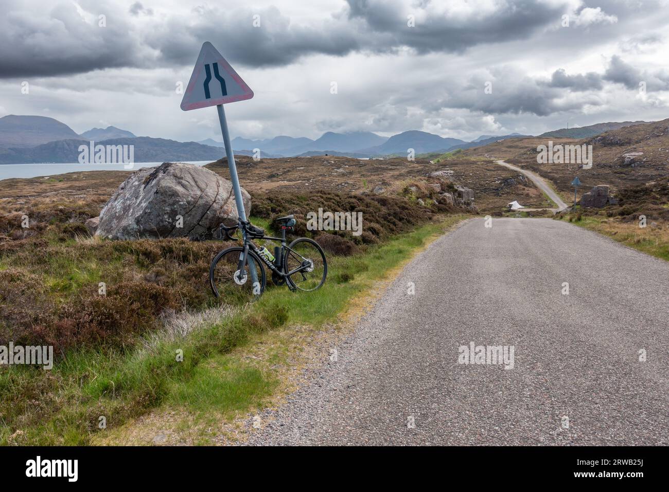 Die wilde Küstenstraße der Halbinsel Applecross (mit Blick auf die Torridon-Berge), die Teil der Route North Coast 500, Wester Ross, ist, Stockfoto