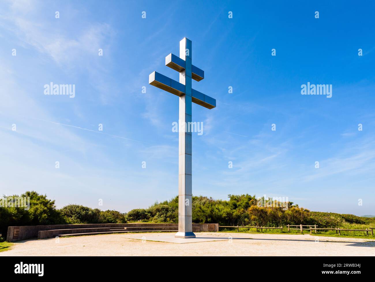 Das große Kreuz von Lothringen wurde 1990 auf dem Landeplatz Juno Beach in der Normandie errichtet, um der Rückkehr von General de Gaulle nach Frankreich im Jahr 1944 zu gedenken Stockfoto
