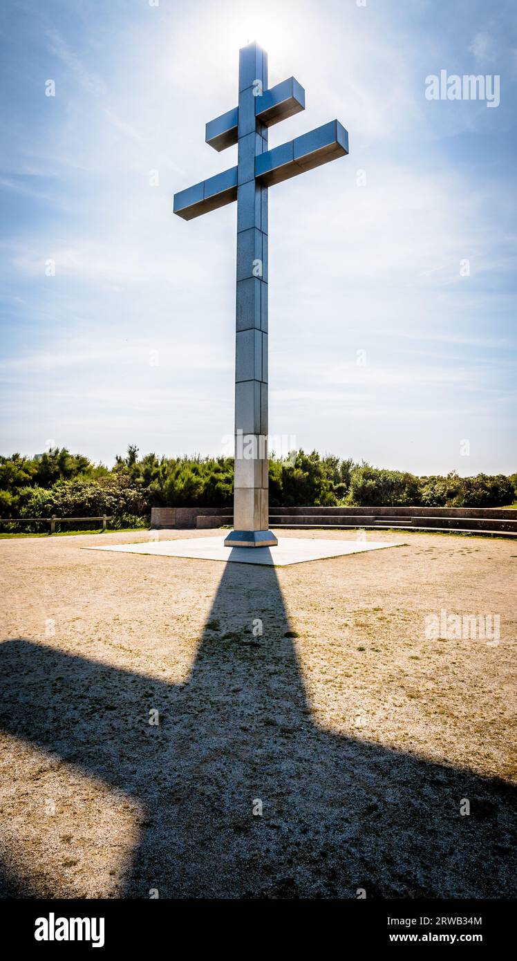 Hinterleuchtete Ansicht des großen Kreuzes von Lothringen, das 1990 am Juno Beach errichtet wurde, um an die Rückkehr von General de Gaulle nach Frankreich im Juni 1944 zu erinnern. Stockfoto