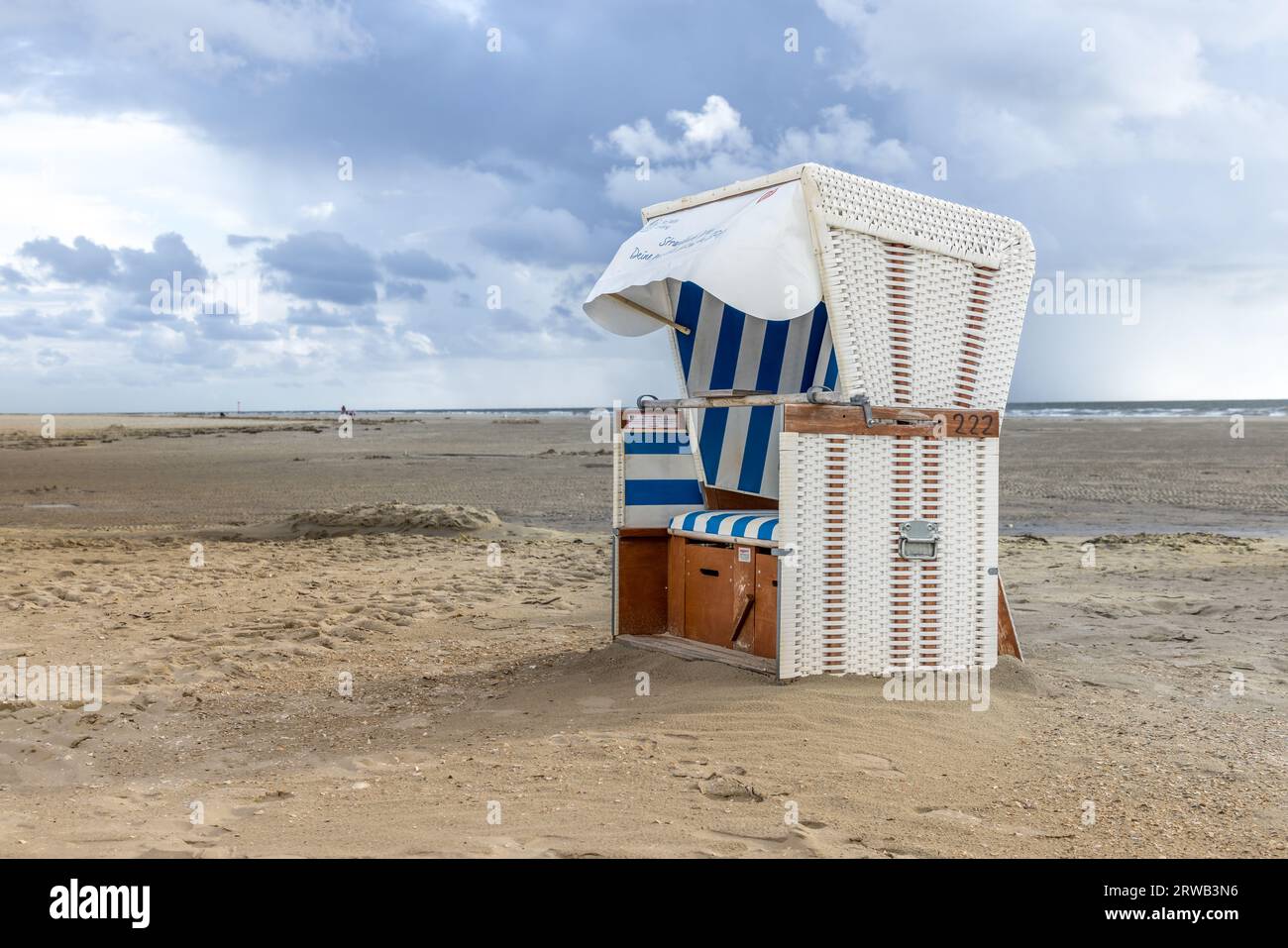 Strandstuhl mit Kapuze am Strand am Nordmeer Stockfoto