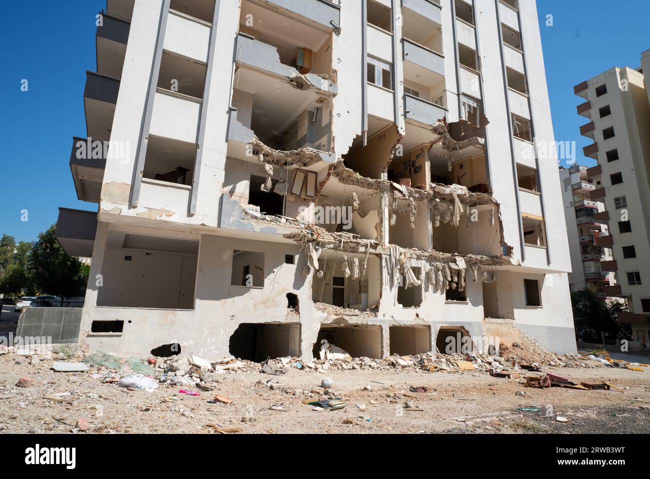 Ein Gebäude oder eine Wohnung, das bzw. die bei einem Erdbeben beschädigt wurde Stockfoto
