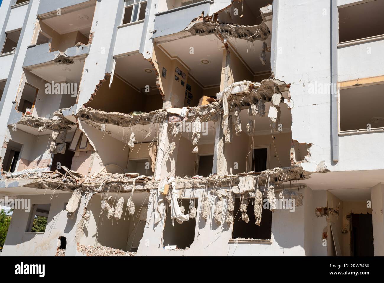 Ein Gebäude oder eine Wohnung, das bzw. die bei einem Erdbeben beschädigt wurde Stockfoto