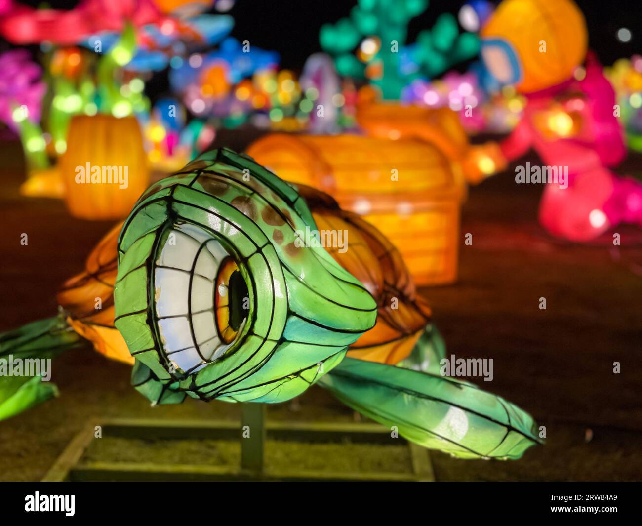 Suwanee, GA/USA - 22. April 2023: Hell beleuchtete Objekte schaffen eine bunte Fantasy-Welt beim Glow in the Park Event am 22. April 2023. Stockfoto