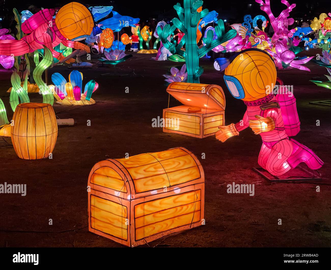 Suwanee, GA/USA - 22. April 2023: Hell beleuchtete Objekte schaffen eine bunte Fantasy-Welt beim Glow in the Park Event am 22. April 2023. Stockfoto
