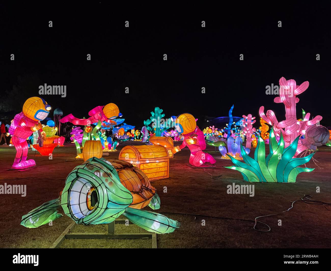 Suwanee, GA/USA - 22. April 2023: Leuchtend beleuchtete Objekte und Charaktere schaffen eine bunte Fantasy-Welt beim Glow in the Park Event. Stockfoto