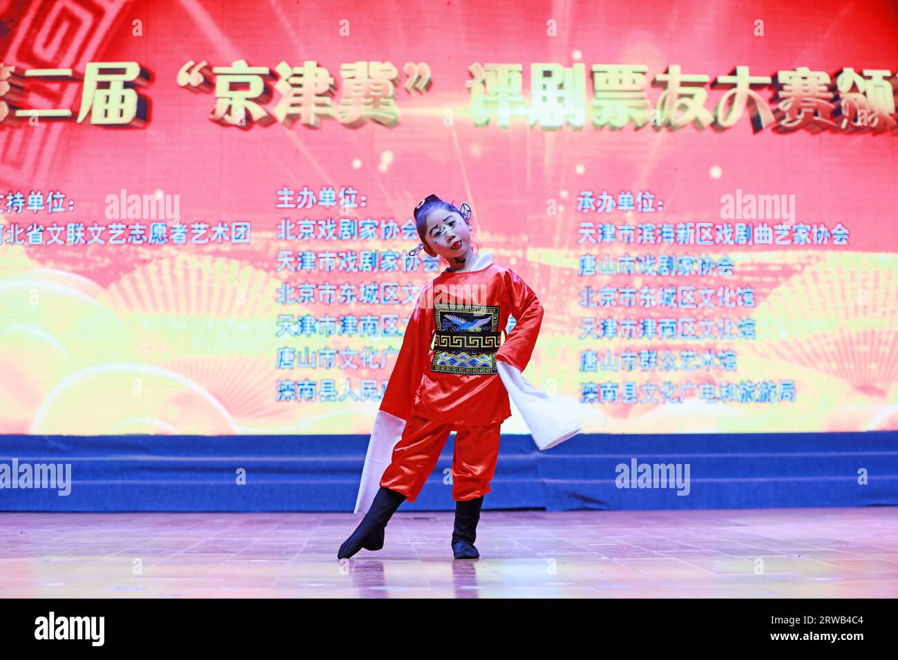 LUANNAN COUNTY, Provinz Hebei, China - 17. November 2019: Happy Children's Dance Performance on the Stage. Stockfoto