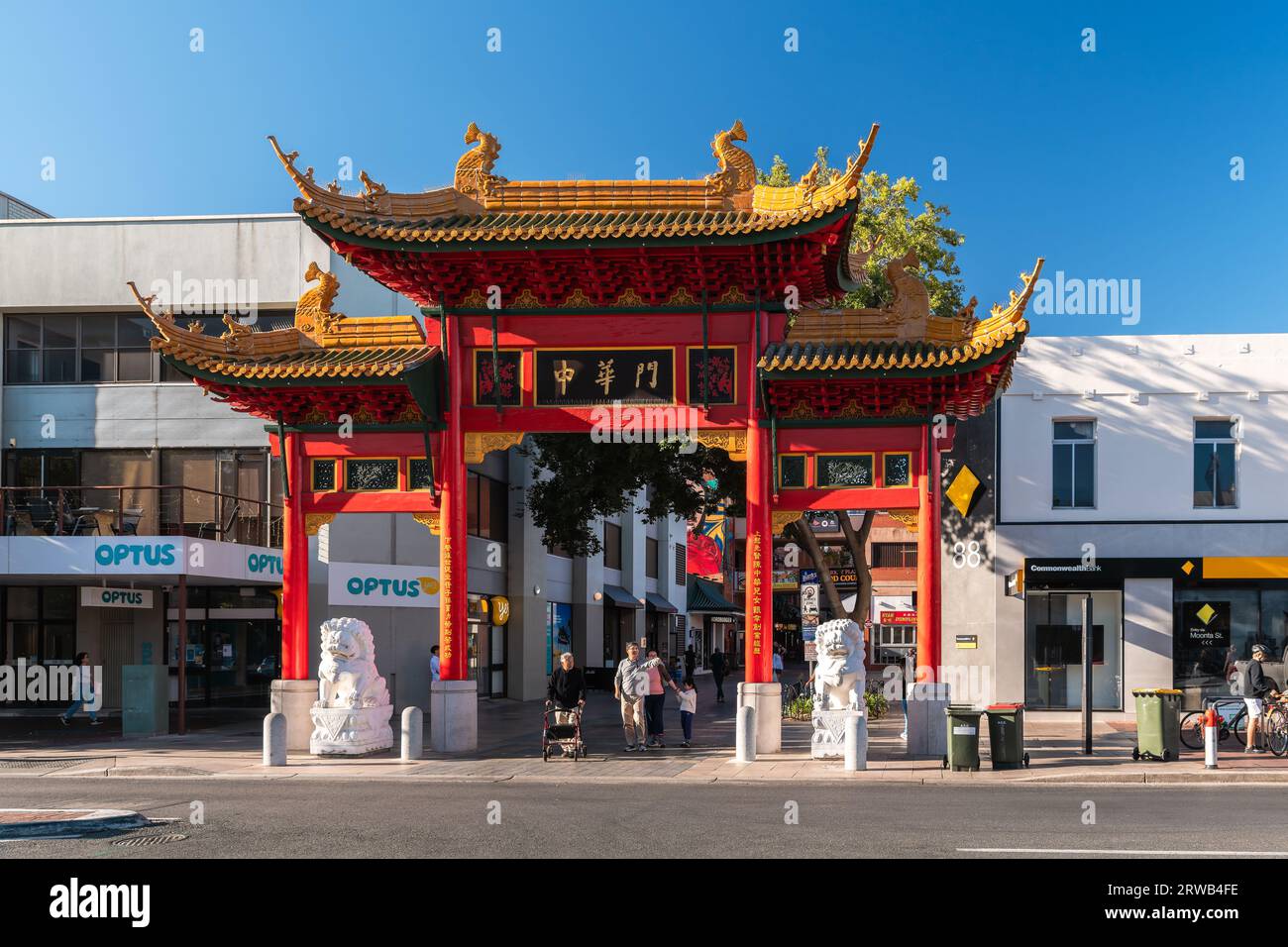 Adelaide, Australien - 19. Dezember 2020: Adelaide Chinatown Arch mit Menschen im Stadtzentrum, Blick auf den Haupteingang durch Paifang auf der Gouger Str Stockfoto