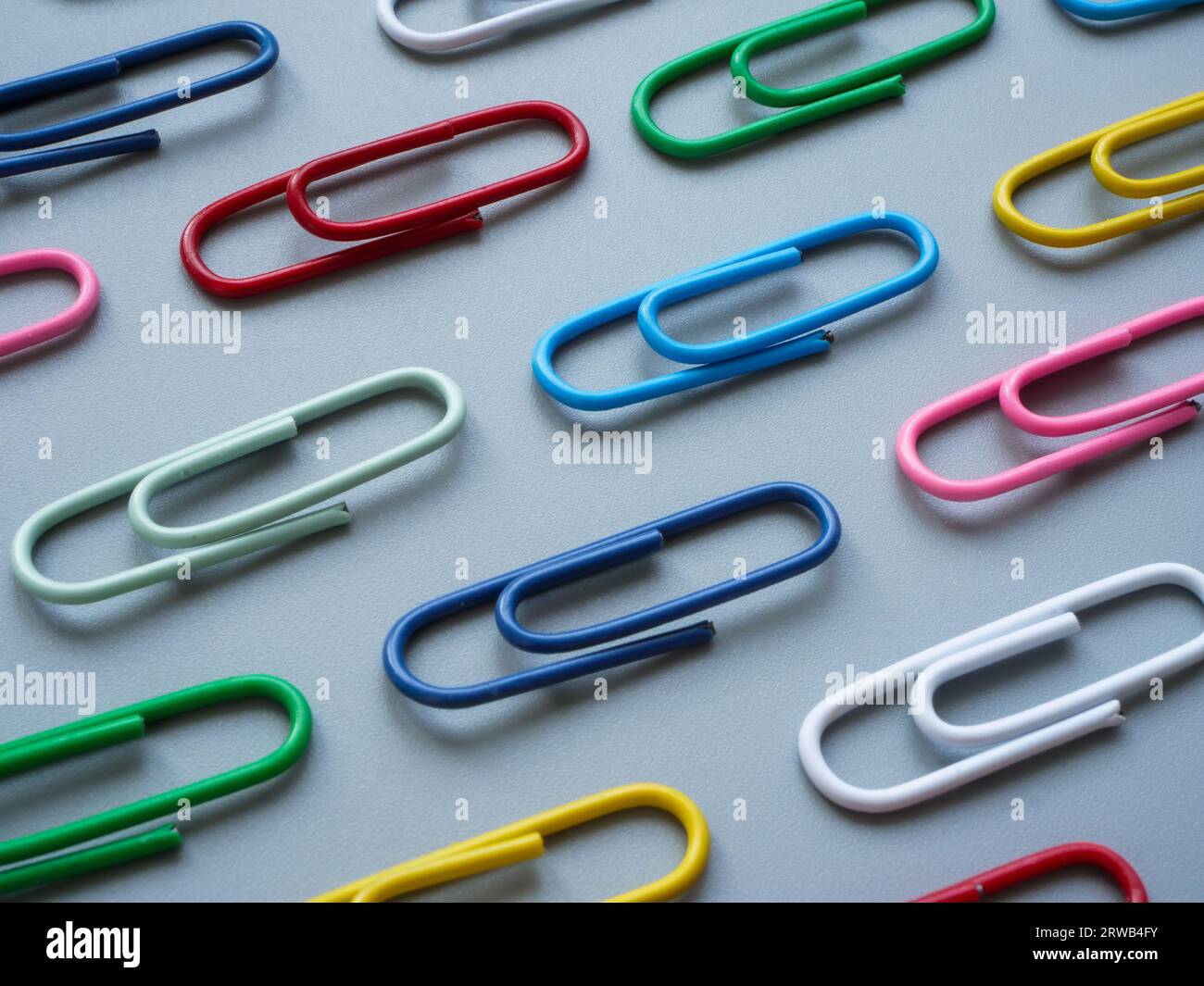 Mehrfarbige Büroklammern als Symbol der Vielfalt. Stockfoto