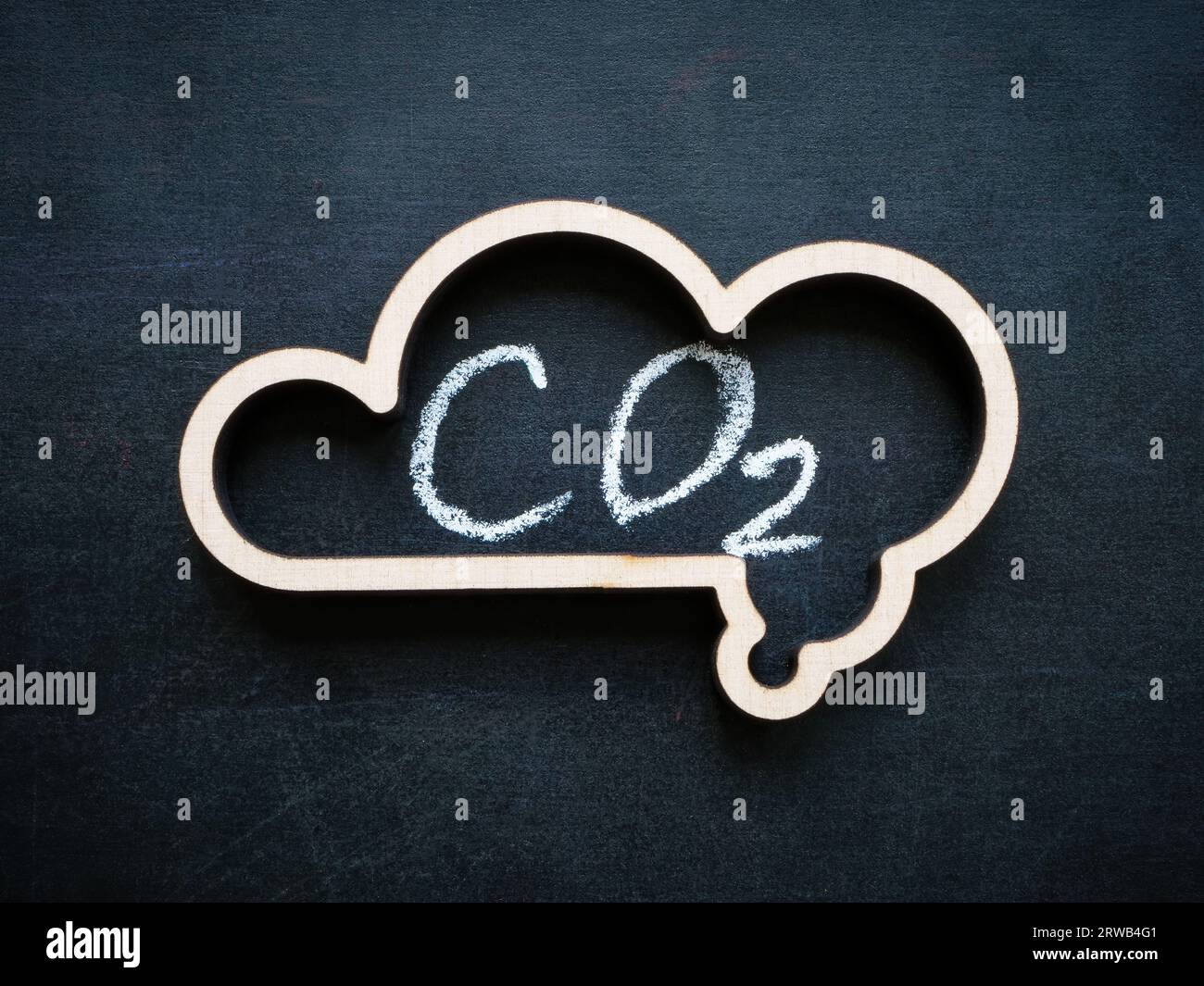 Holzkontur der Wolke und die Inschrift co2 als Symbol der Luftverschmutzung. Stockfoto