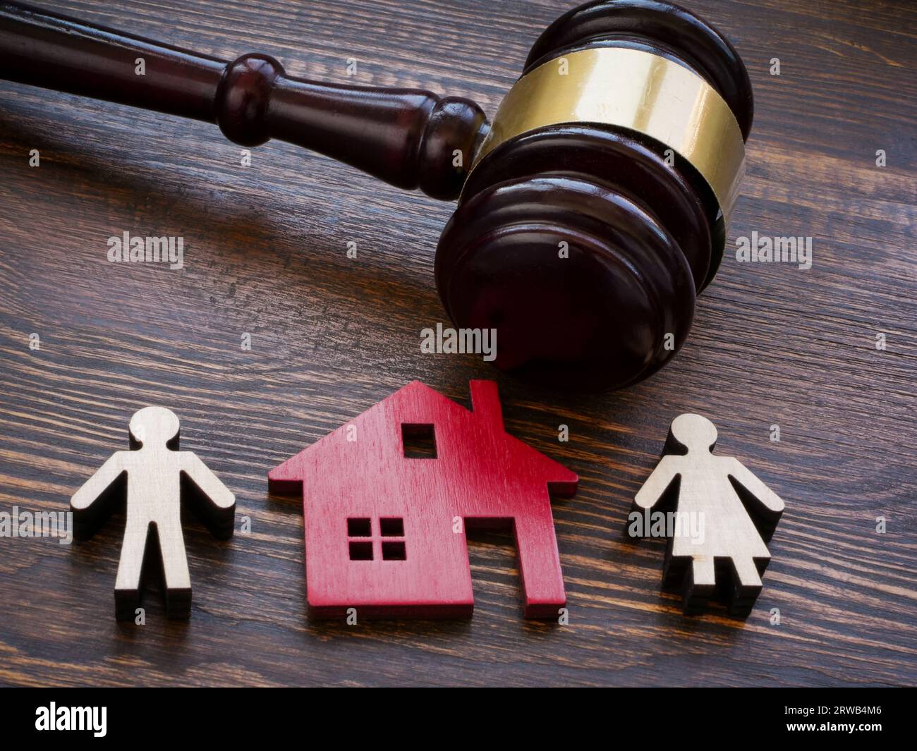 Gavel, Figuren eines Hauses und einer Scheidungsfamilie. Teilungseigenschaft. Stockfoto
