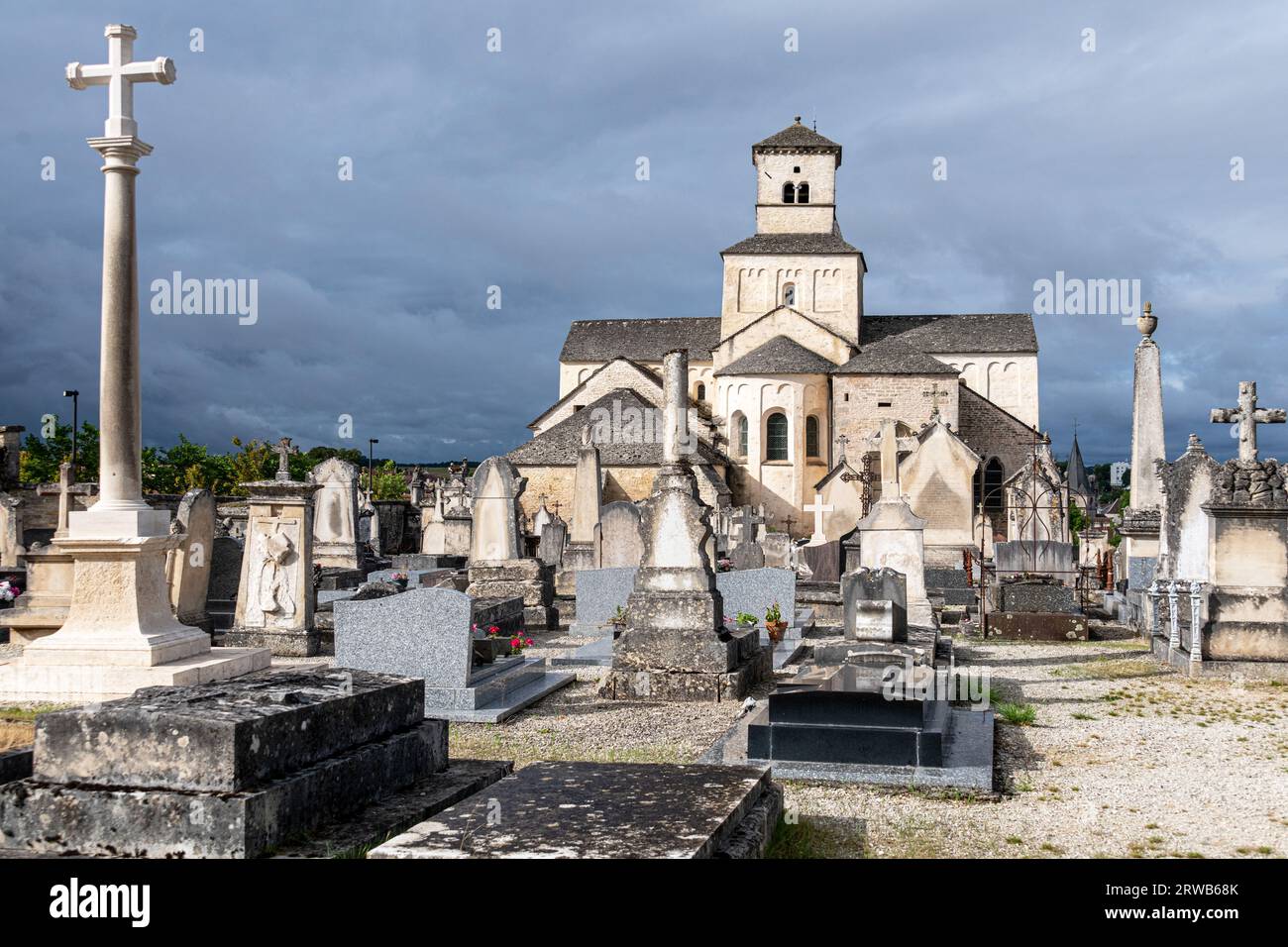 Der Friedhof der Kirche Saint-Vorles und die Ruinen der Tour de Gissey unter stürmischem Himmel in Chatillon Sur seine, Bourgogne-Franche-Comte, Frankreich. Stockfoto