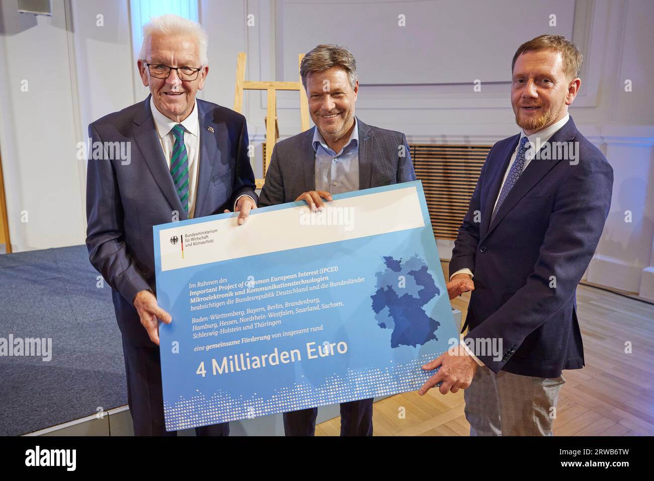 18. September 2023, Berlin: Winfried Kretschmann (l-r), Bündnis90/die Grünen), Ministerpräsident von Baden-Württemberg, Robert Habeck (Bündnis90/die Grünen), Bundeswirtschaftsminister, und Michael Kretschmer (CDU), Ministerpräsident von Sachsen, auf der Konferenz "Mikroelektronik: Schlüssel zur Transformation" im Bundesministerium für Wirtschaft und Klimaschutz. Auf der Veranstaltung wird die Bedeutung des IPCEI-Projekts (Wichtiges Projekt von gemeinsamem europäischem Interesse) für die Bundes- und Landesregierungen dargestellt und Herausforderungen für die Industrie diskutiert. Foto: Joerg Carstensen/dp Stockfoto