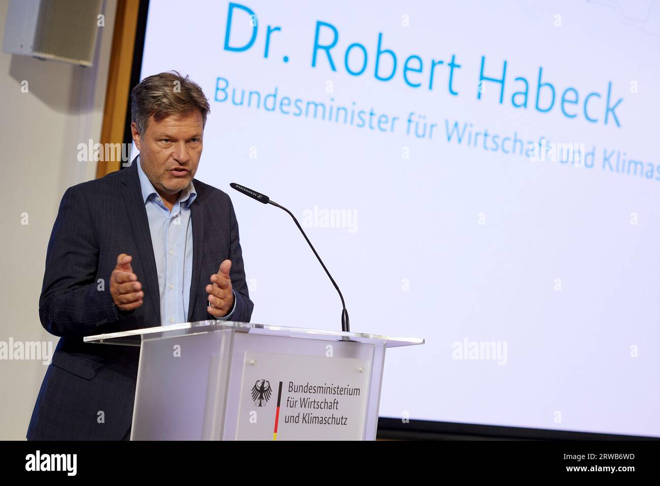 Berlin, Deutschland. September 2023. Robert Habeck (Bündnis90/die Grünen), Bundeswirtschaftsminister, spricht auf der Konferenz "Mikroelektronik: Schlüssel zur Transformation" im Bundesministerium für Wirtschaft und Klimaschutz. Auf der Veranstaltung wird die Bedeutung des IPCEI-Projekts (Wichtiges Projekt von gemeinsamem europäischem Interesse) für die Bundes- und Landesregierungen vorgestellt und die Herausforderungen für die Industrie erörtert. Quelle: Joerg Carstensen/dpa/Alamy Live News Stockfoto