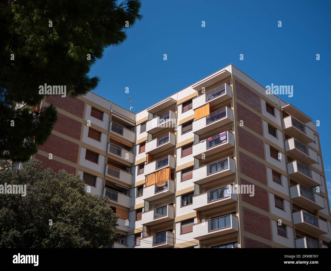 Ein Wohnblock in der Stadt Platja d'Aro, Katalonien, Spanien. Stockfoto
