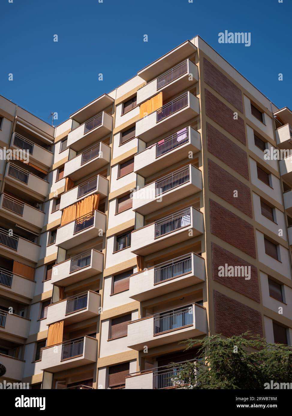 Ein Wohnblock in der Stadt Platja d'Aro, Katalonien, Spanien. Stockfoto
