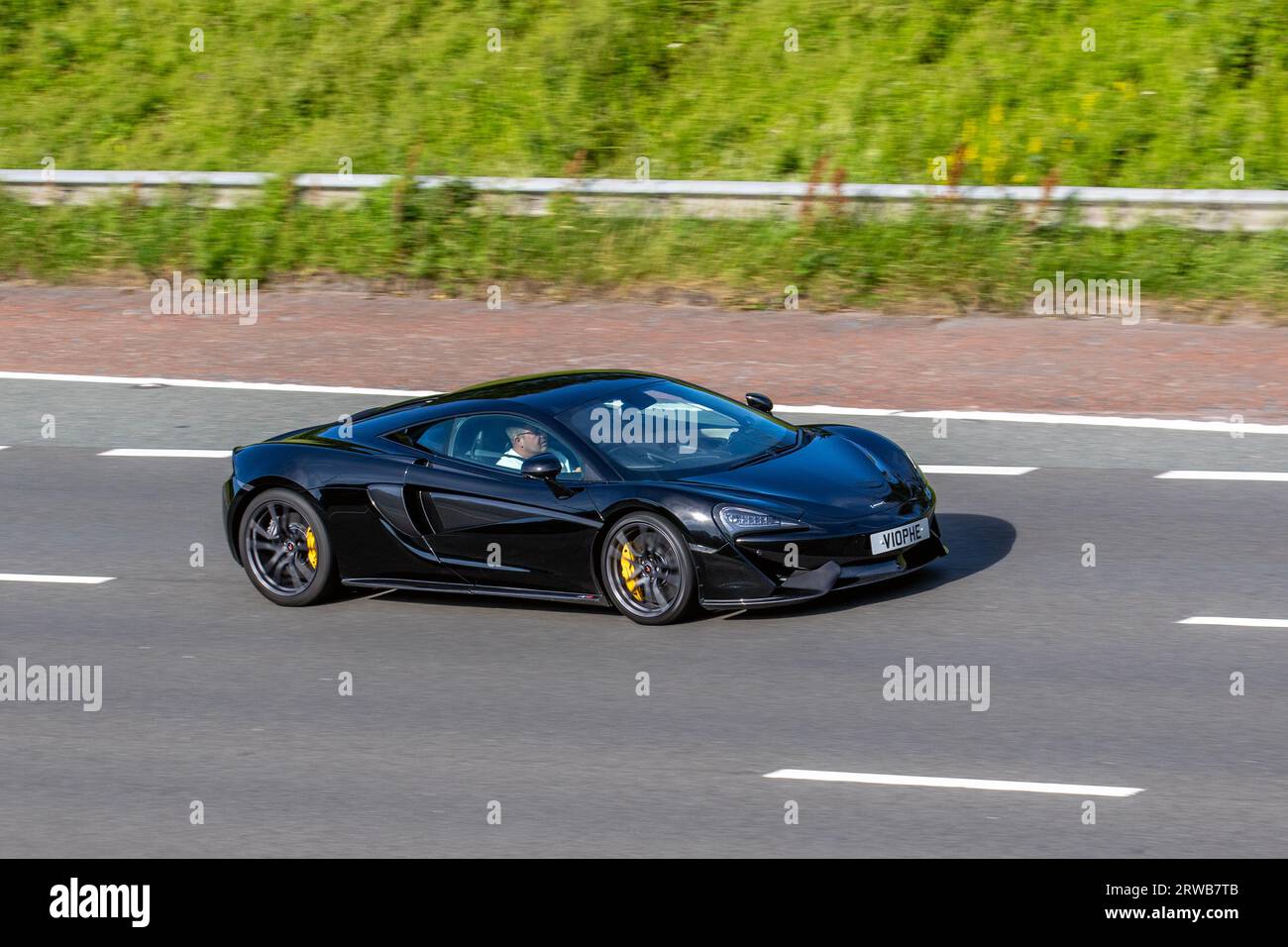 2016 Black McLaren 570S Coupe S-A V8 VVT Twin Turbo SSG Autocar Coupe Benzinmotor 3799 cm3 mit hoher Geschwindigkeit auf der Autobahn M6 in Greater Manchester, Großbritannien Stockfoto