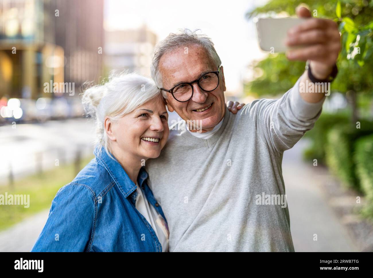 Seniorenpaar mit Smartphone in der Stadt Stockfoto
