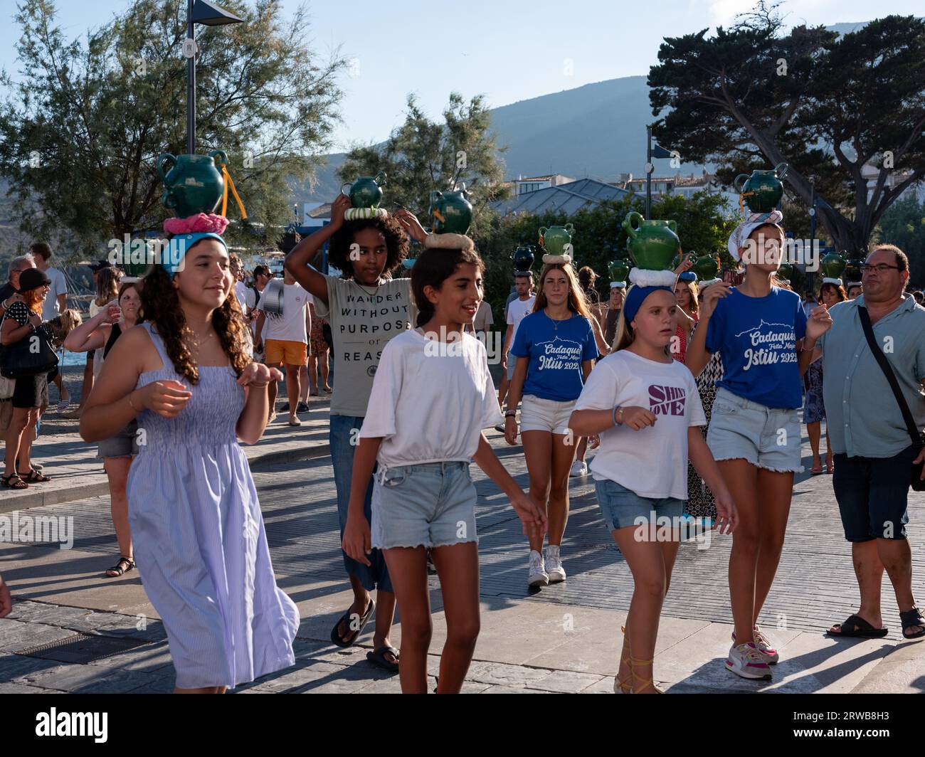Ein Straßenfest in der Stadt Cadaques in Katalonien, Spanien. Stockfoto