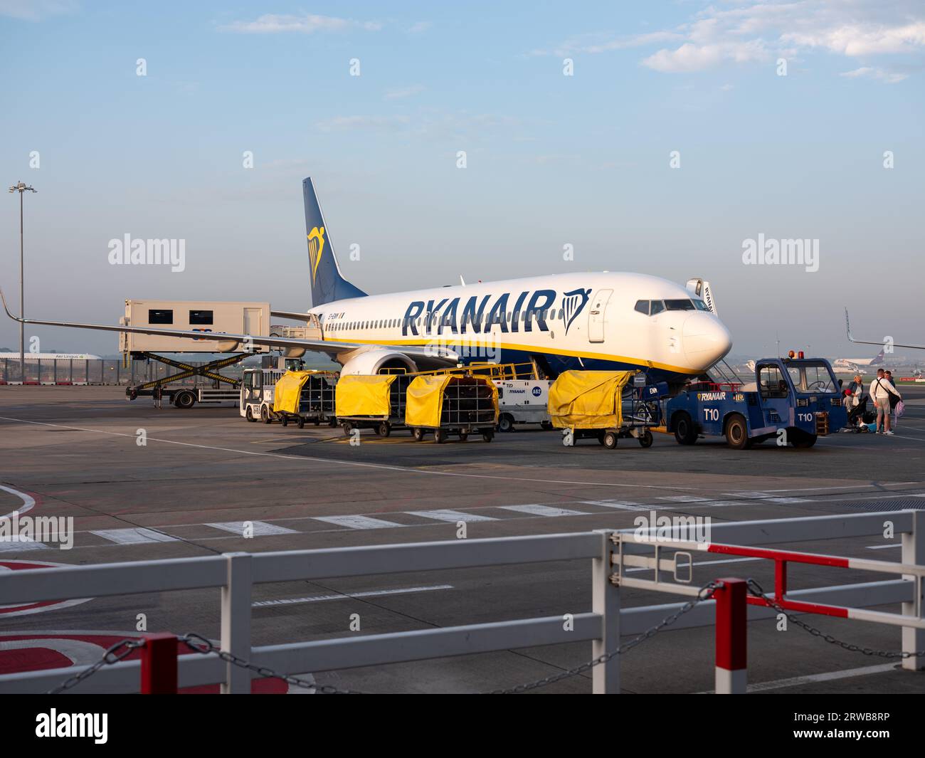 Ein Flugzeug von Ryanair, das auf der Landebahn des irischen Flughafens Dublin geparkt ist. Stockfoto