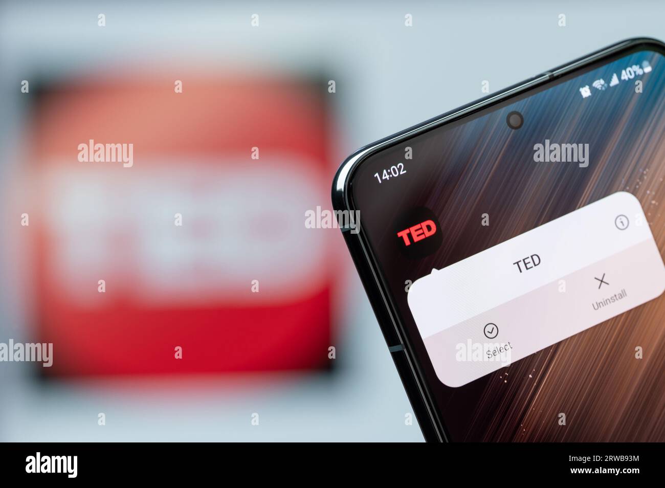 New York, USA - 20. August 2023: Optionen der TED-App auf dem Smartphone-Bildschirm Nahaufnahme mit verschwommenem Logo-Hintergrund Stockfoto