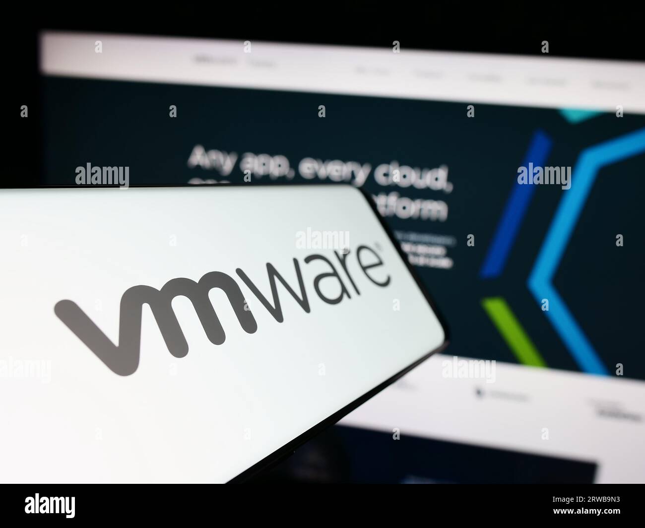 Smartphone mit dem Logo des amerikanischen Cloud-Computing-Unternehmens VMware Inc. Auf dem Bildschirm vor der Website. Konzentrieren Sie sich auf die Mitte-links-Anzeige des Telefons. Stockfoto