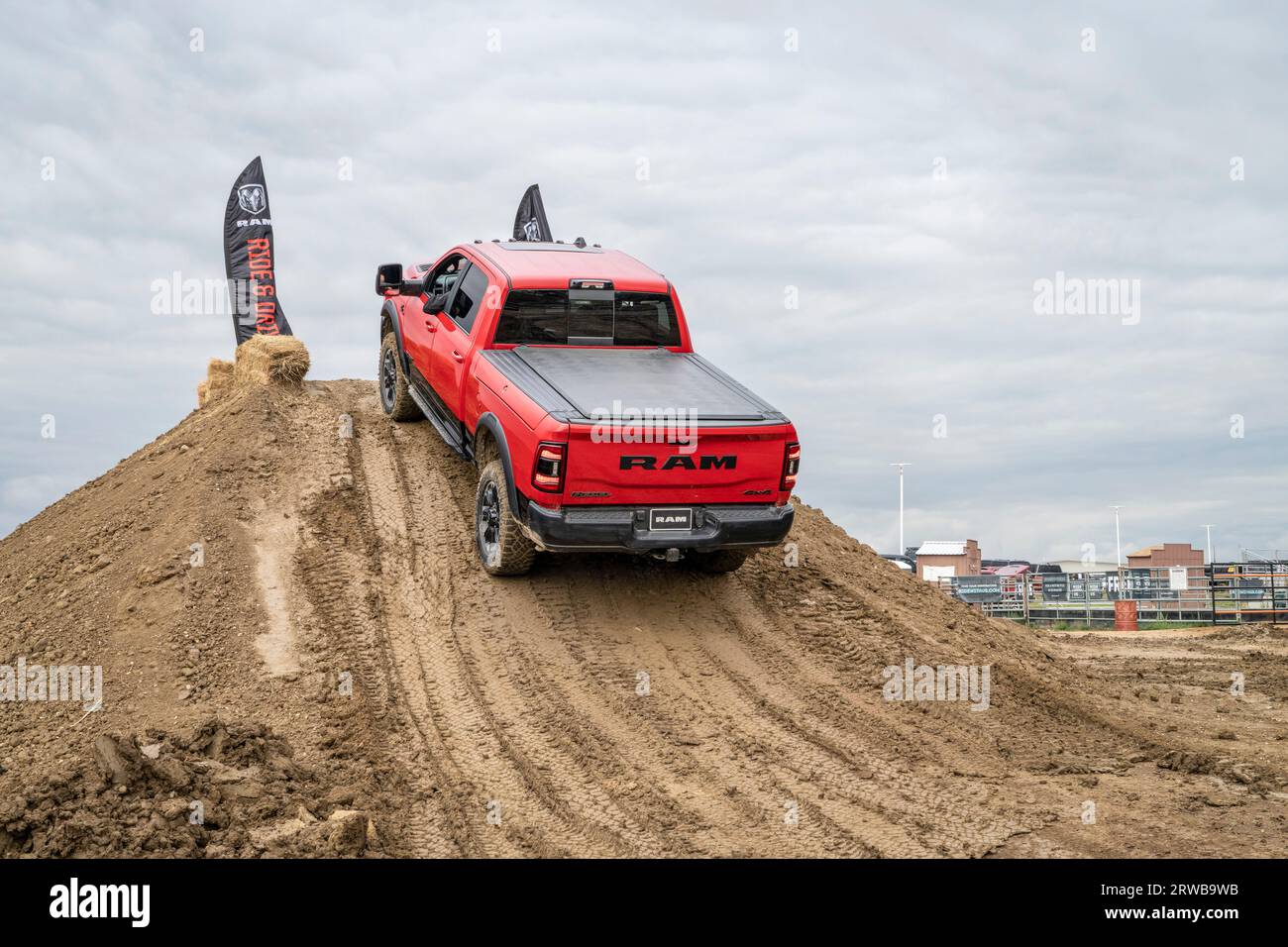 Loveland, CO, USA - 26. August 2023: RAM Rebel Truck auf einem schlammigen Trainingskurs im Gelände. Stockfoto