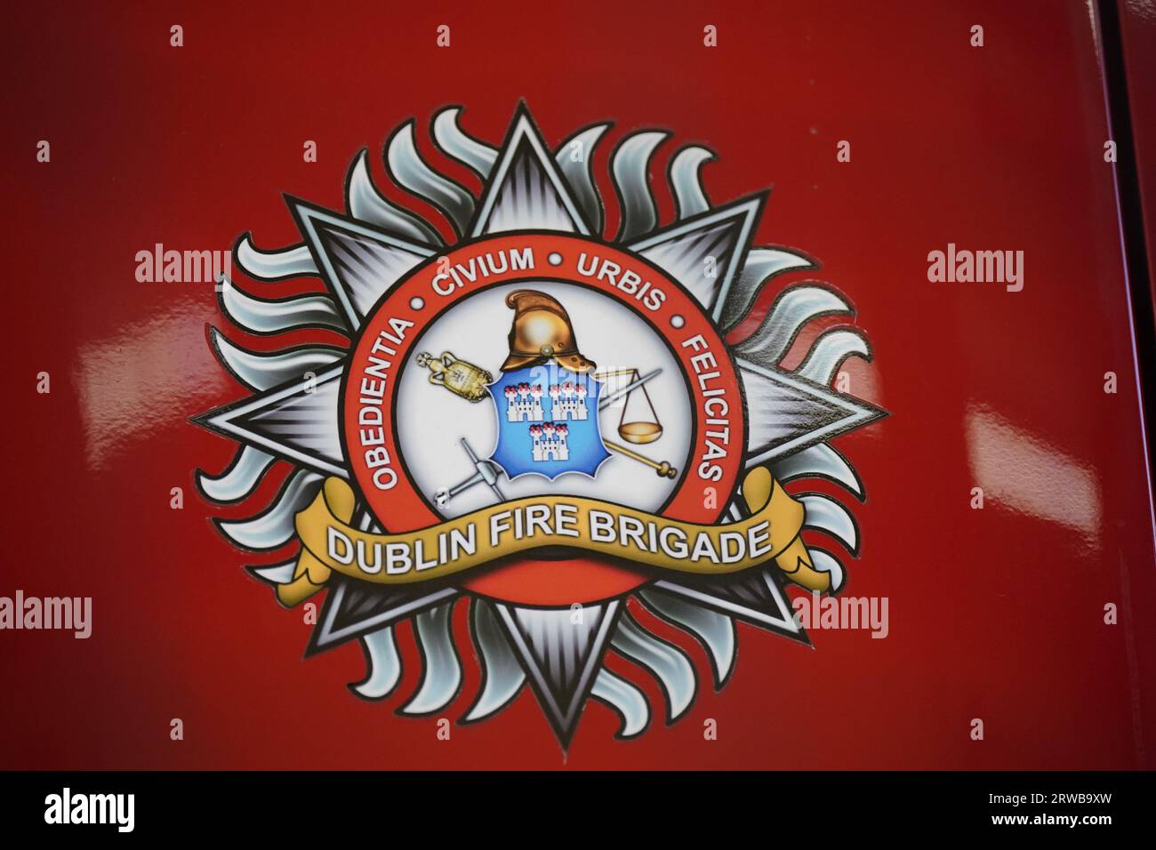 Allgemeine Ansicht des Logos der Dublin Fire Brigade in der Tara Street Fire Station in Dublin. Bilddatum: Montag, 18. September 2023. Stockfoto