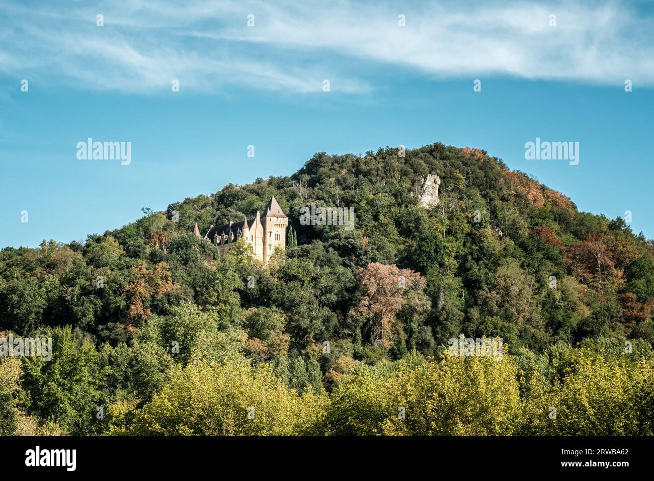 Rouffillac, Dordogne, Frankreich - 16. September 2023: Das im 12. Jahrhundert erbaute Schloss Rouffillac steht auf einem Hügel mit Blick auf den Fluss Dordogne in F Stockfoto