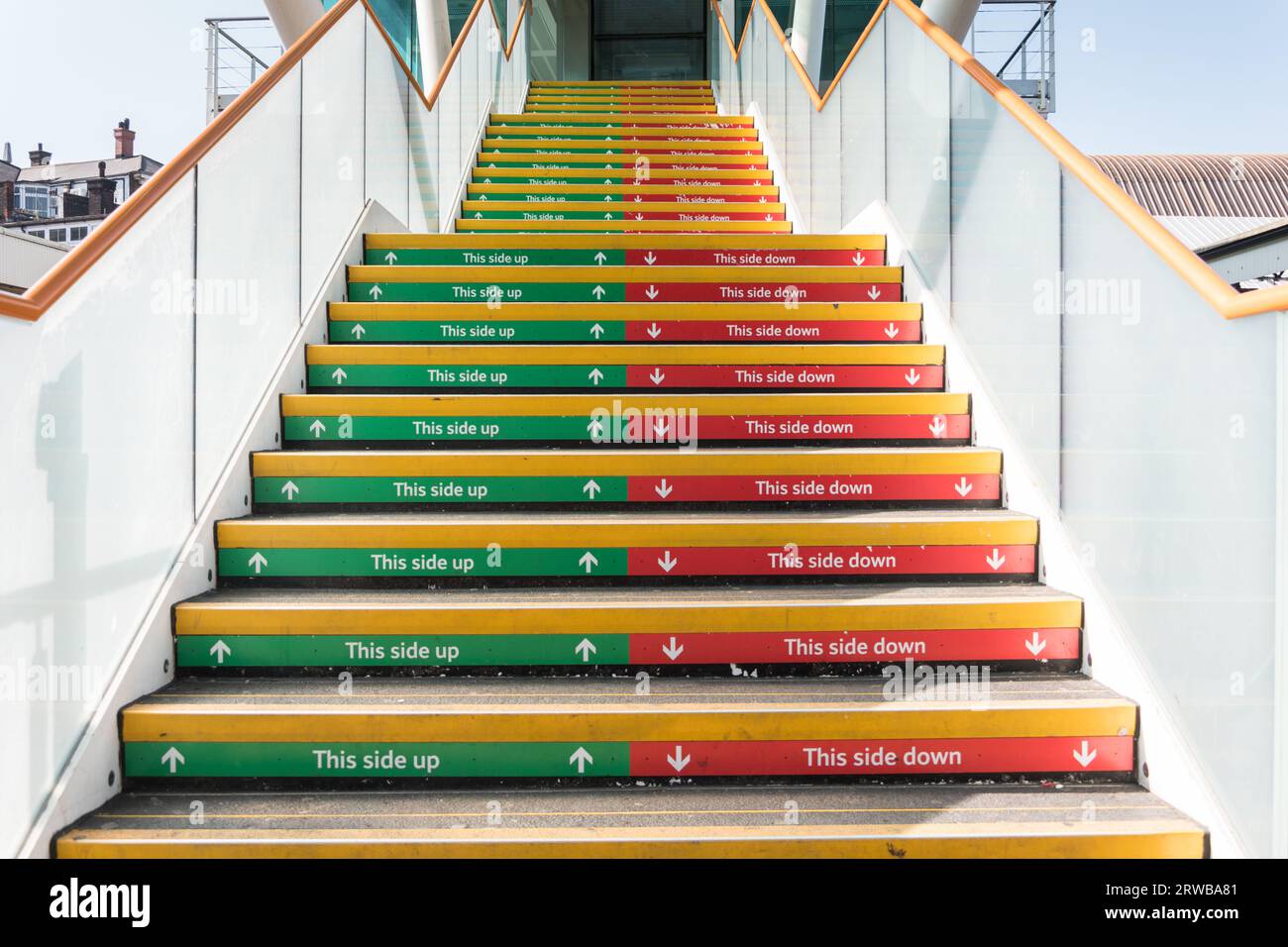 Diese Seite nach oben, diese Seite nach unten, rote und grüne farbige Treppenschilder am Bahnhof Clapham Junction, London, England, Großbritannien Stockfoto