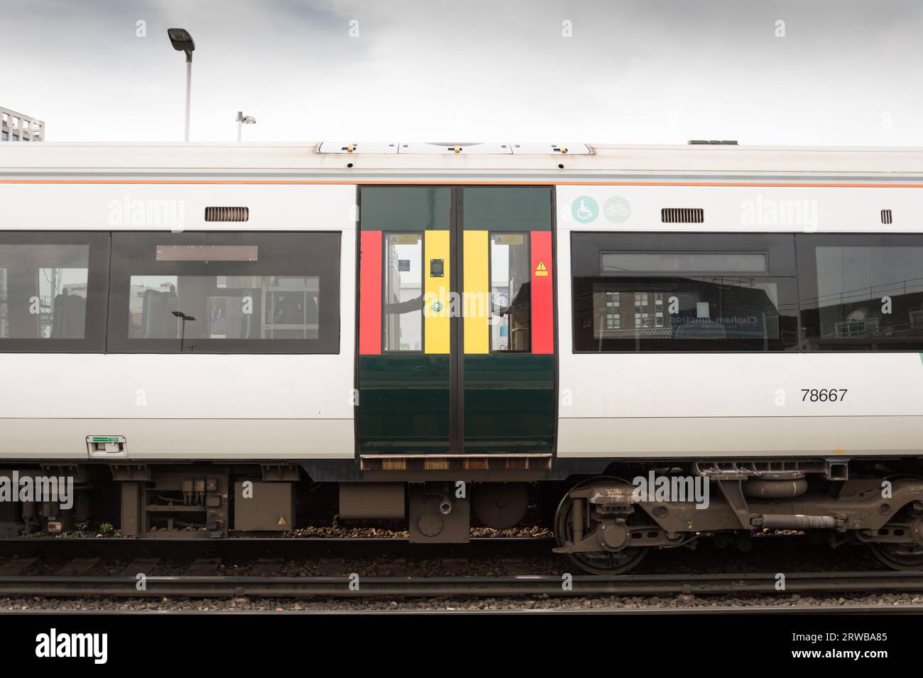 Nahaufnahme einer farbenfrohen Lackierung und Türmarkierung der Southern Rail Eisenbahnwaggons Stockfoto