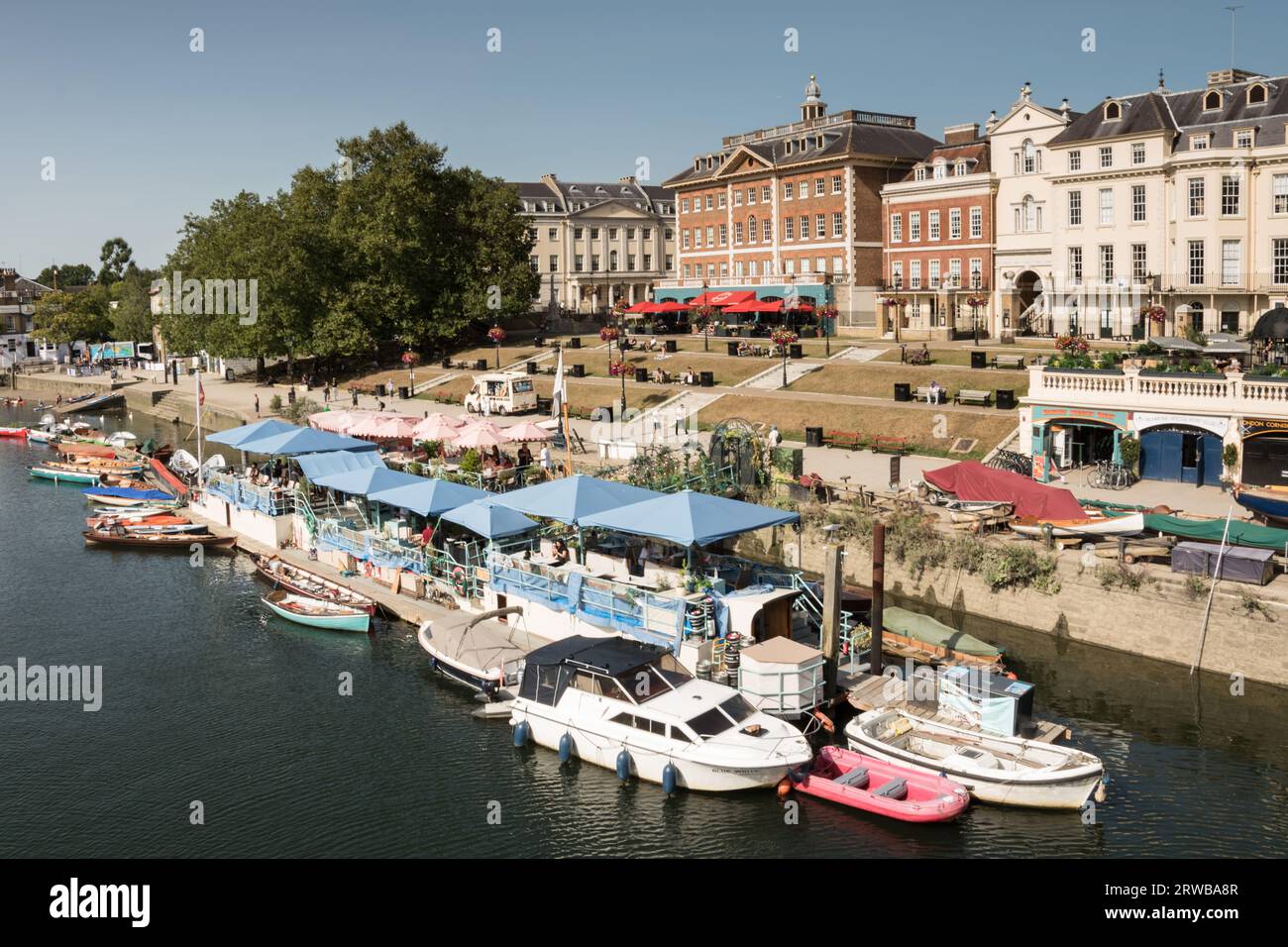 Peggy Jean Barge und exklusives Hotel am Fluss Themse in Richmond upon Thames, London, England, Großbritannien Stockfoto