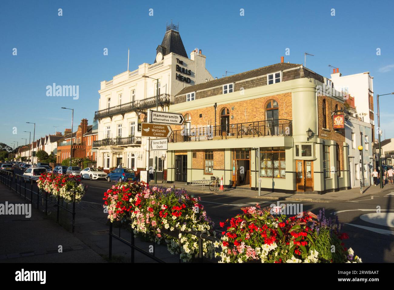 Die Waterman's Arms und Bull's Head Pubs auf der Lonsdale Road, Barnes, London, SW13, England, GROSSBRITANNIEN Stockfoto