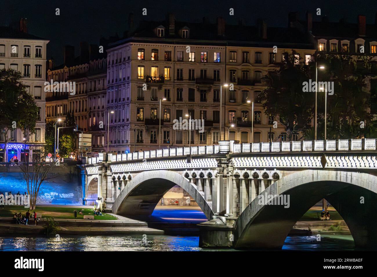 Pont Wilson in Lyon, Frankreich bei Nacht. Stockfoto