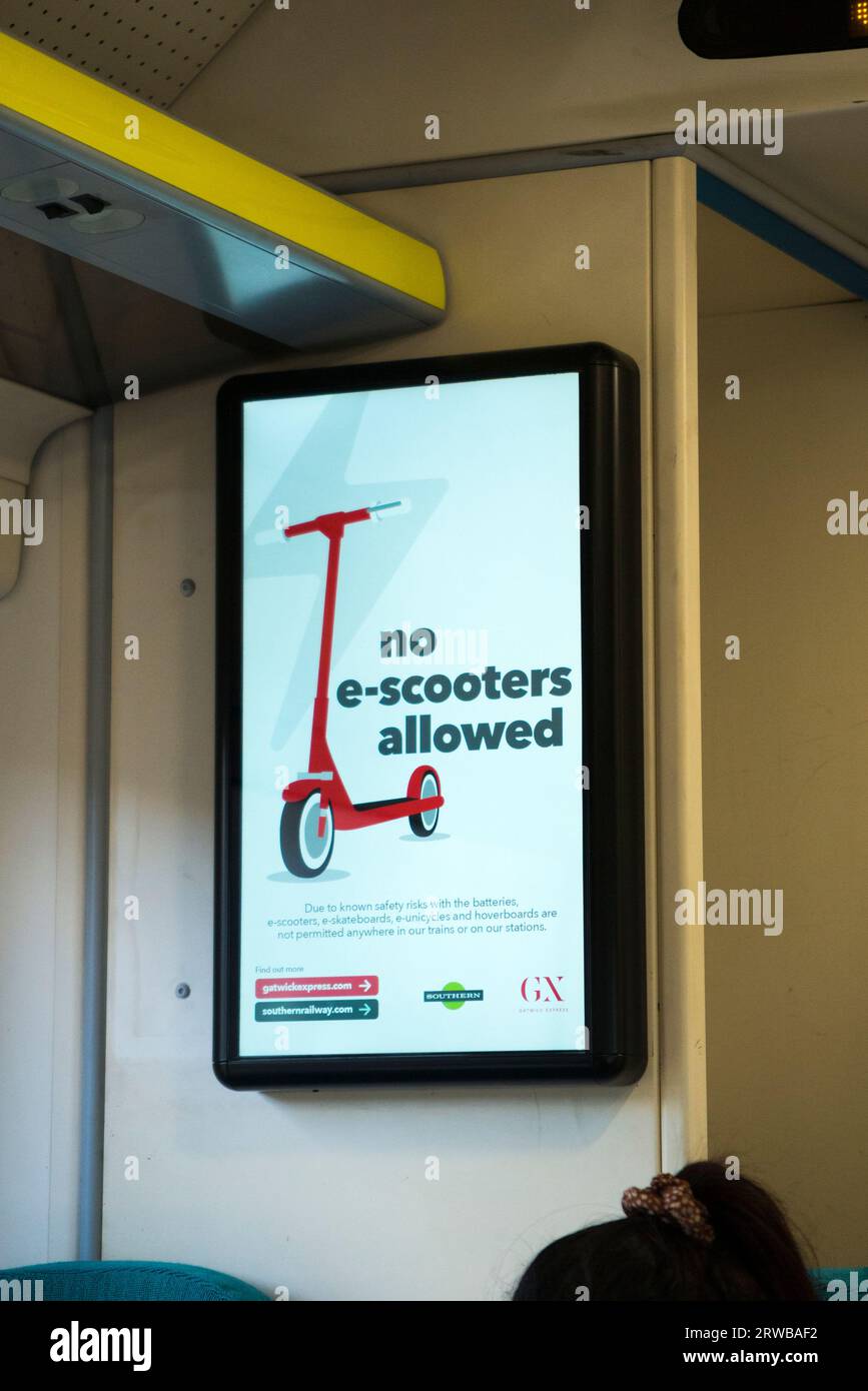 LCD-Bildschirm-Schild auf einem Südzug mit Informationen über E-Roller und E-Bike / E-Bike / E-Bike und andere elektrische Fahrräder und Roller. UK. (135) Stockfoto