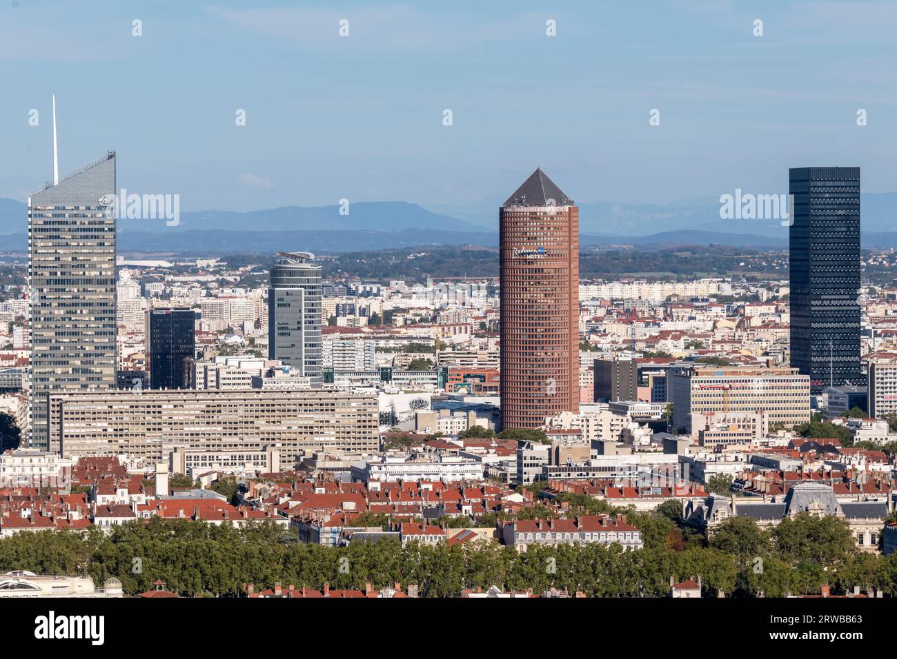 Blick über Lyon in Richtung La Part-Dieu Business Area und weiter in Richtung der französischen Alpen. Stockfoto