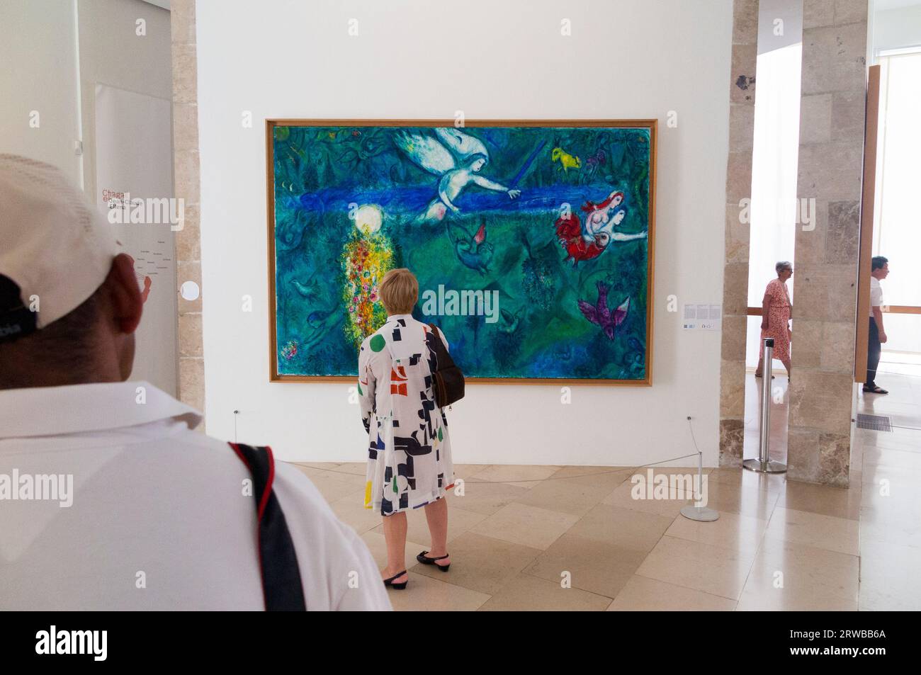 Touristen/Besucher sehen Marc Chagalls Gemälde „Adam et ère Chassés du Paradis“ im Musée National Marc Chagal. Schön. Frankreich. (135) Stockfoto