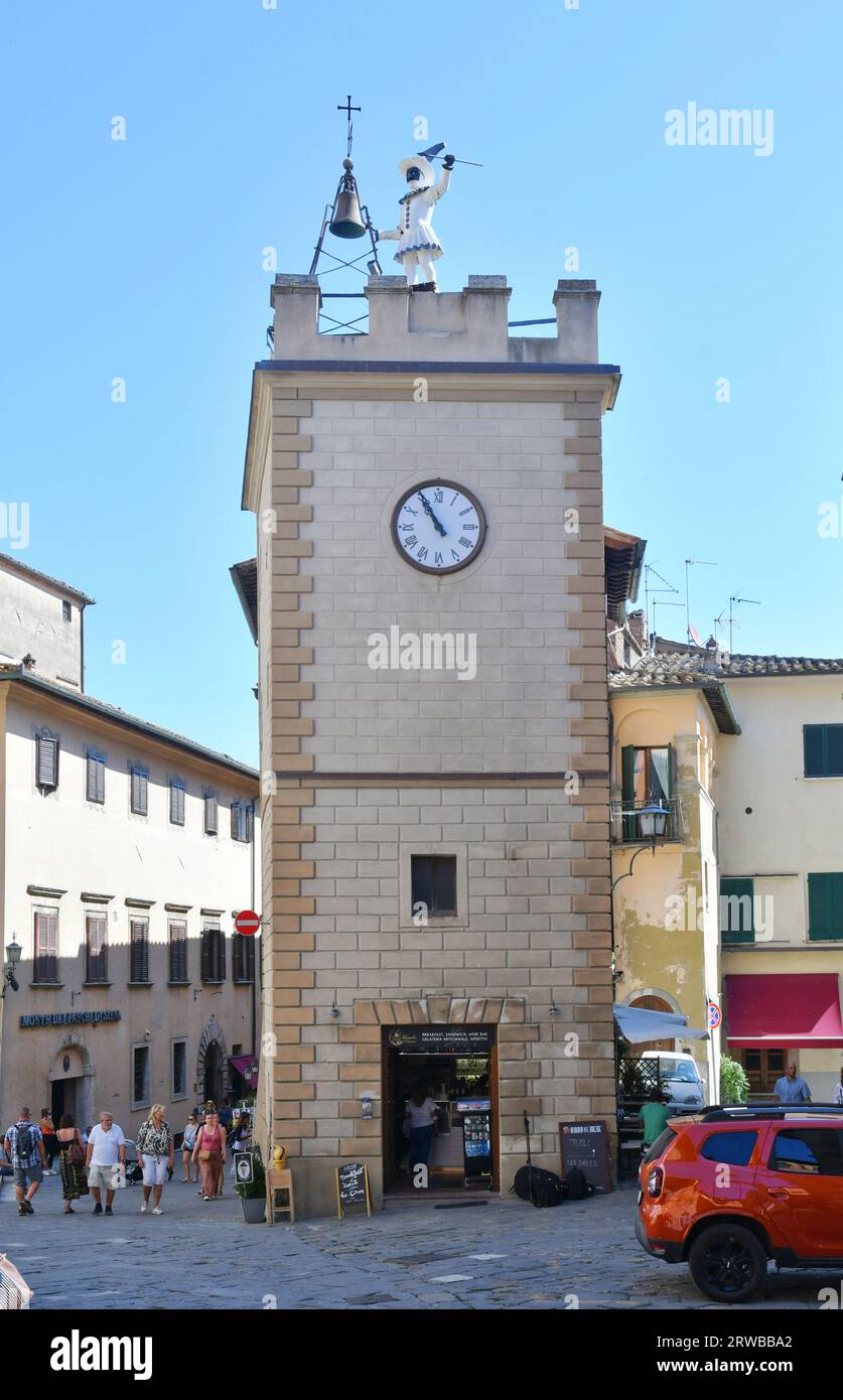 Ein Uhrturm im mittelalterlichen Viertel Montepulciano, einem Dorf in der Toskana. Stockfoto