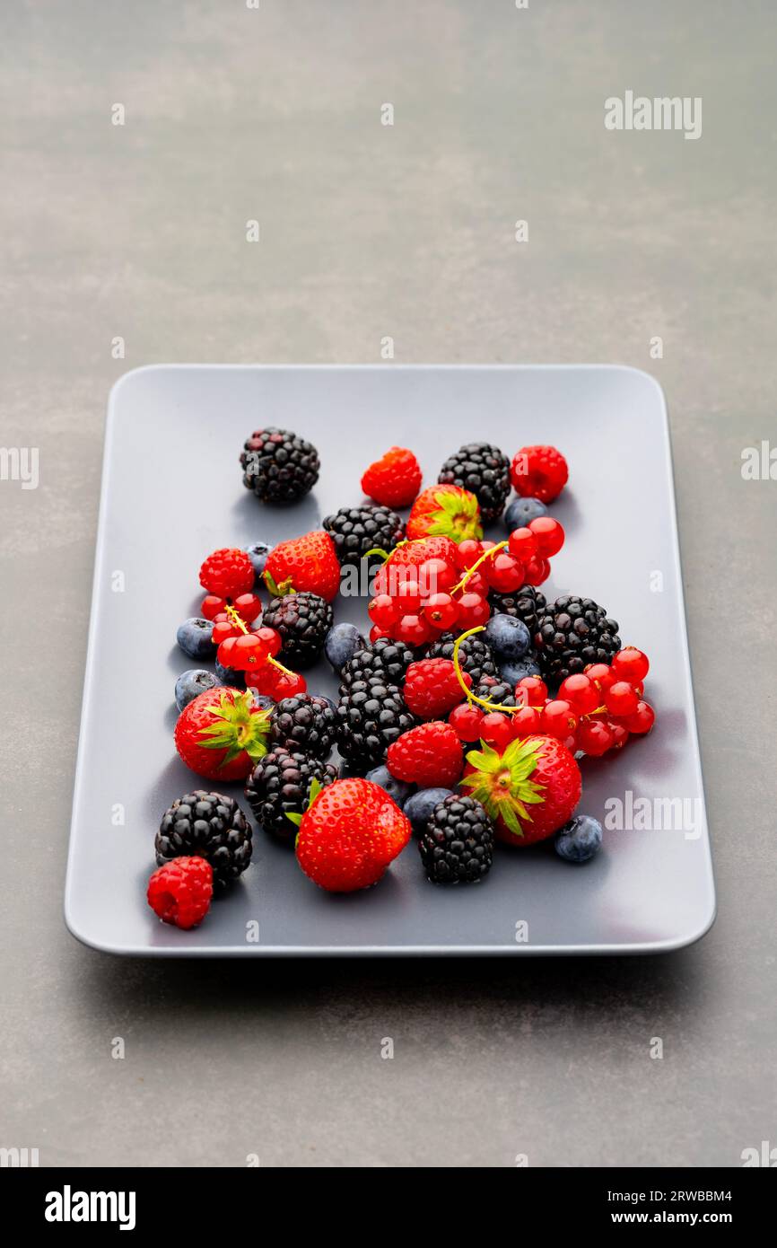 Gesunde gemischte Früchte und Zutaten mit Erdbeere, Himbeere, Heidelbeere, Brombeere Stockfoto