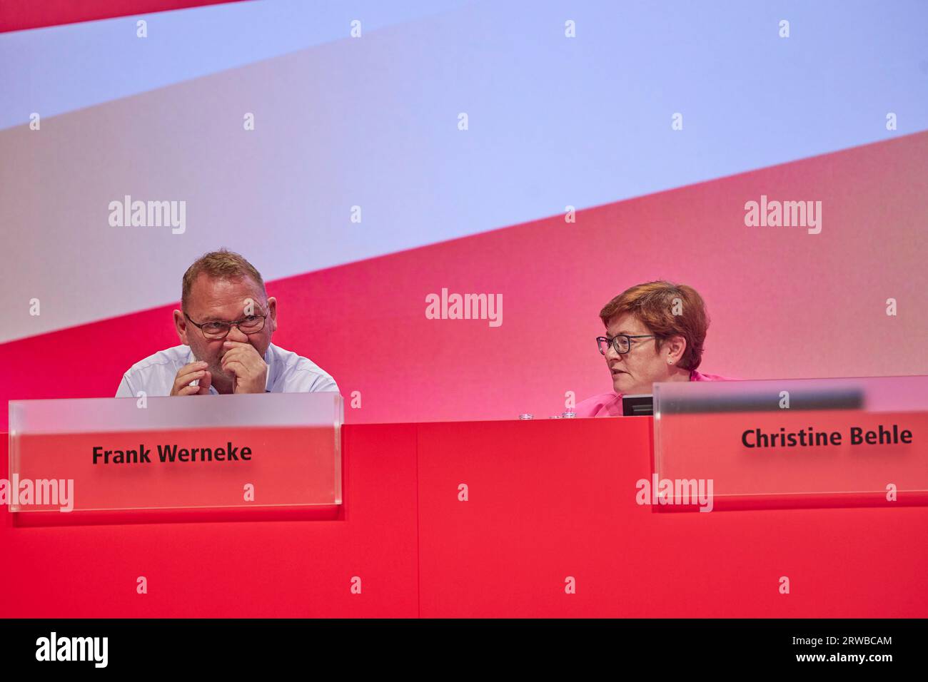 Berlin, Deutschland. September 2023. Frank Werneke, amtierender Bundesvorsitzender von Verdi, und Christine Behle, stellvertretende Bundesvorsitzende, auf dem 6. Bundeskongress der Gewerkschaft United Services im Estrel Congress Center. Werneke kandidiert erneut für das Amt des Bundesvorsitzenden. Quelle: Joerg Carstensen/dpa/Alamy Live News Stockfoto