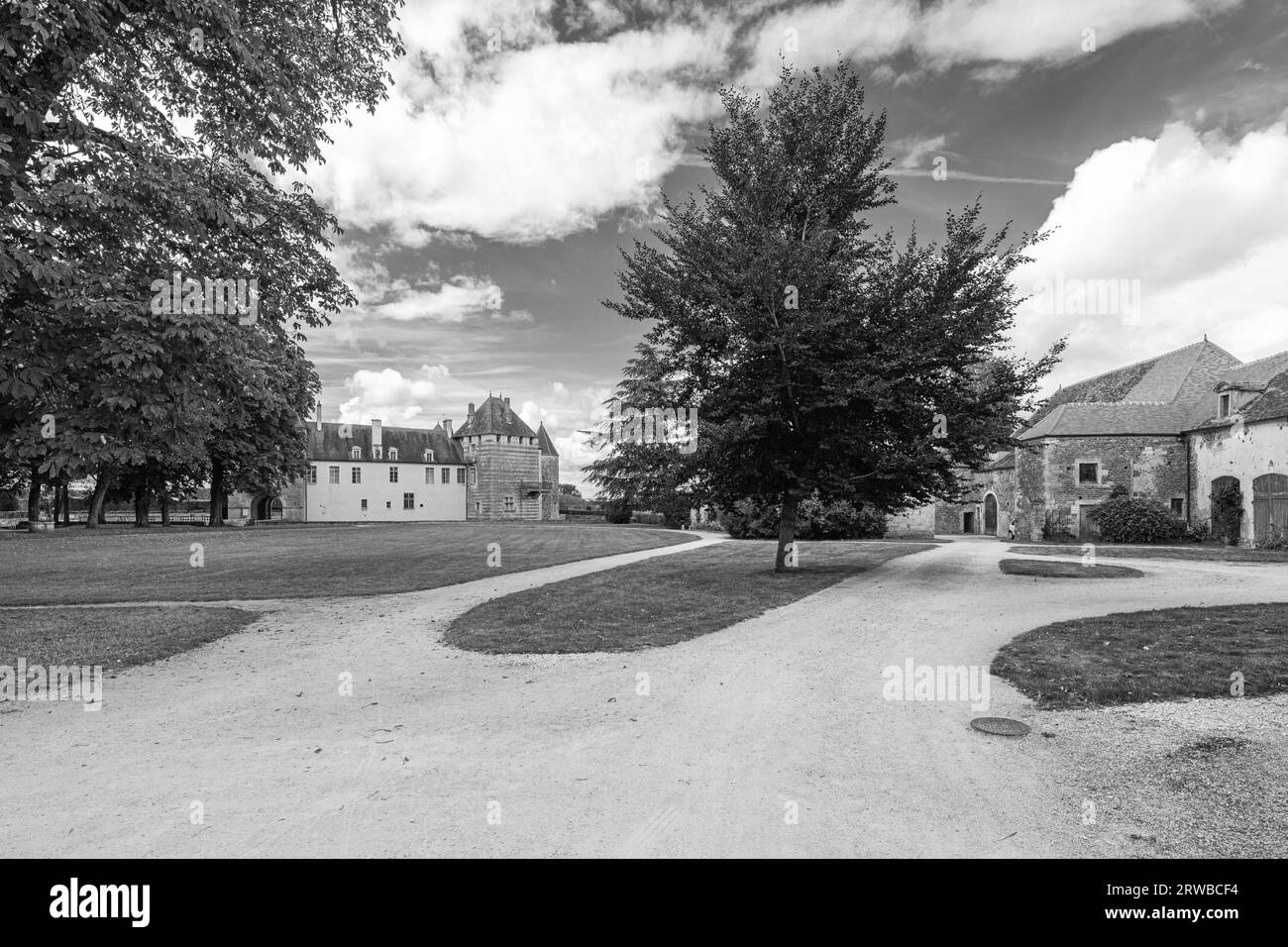 Schwarz-weiß-Foto vom Gelände des Chateaux d’Epoisses im Departement Côte-d’Or von Burgund Frankreich. Stockfoto