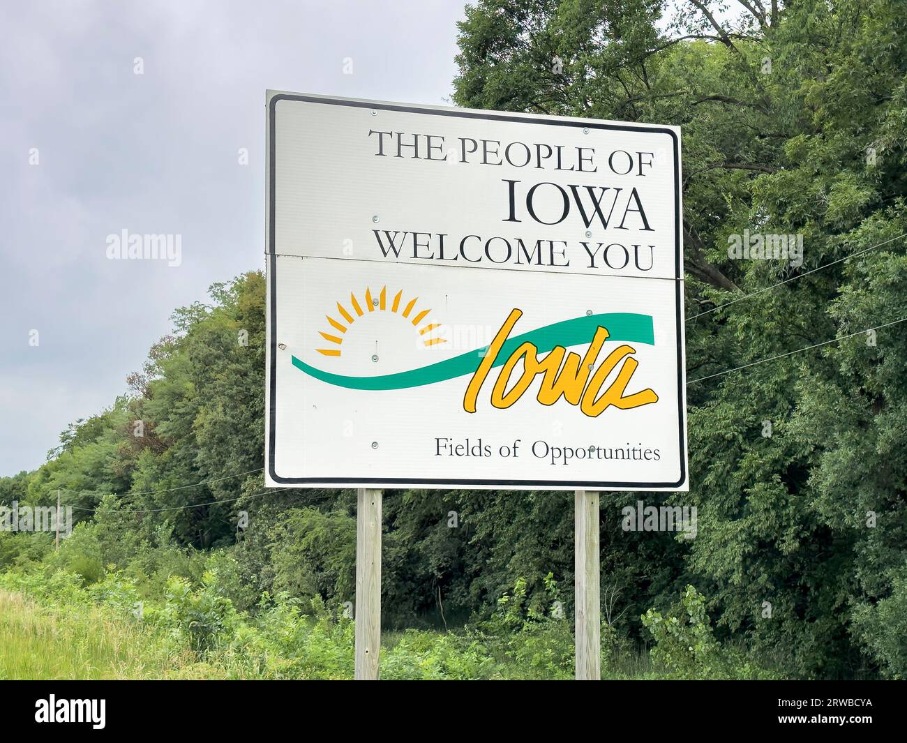 Iowa Willkommensschild an der Staatsgrenze zu Nebraska, Sommerlandschaft, Reisekonzept Stockfoto