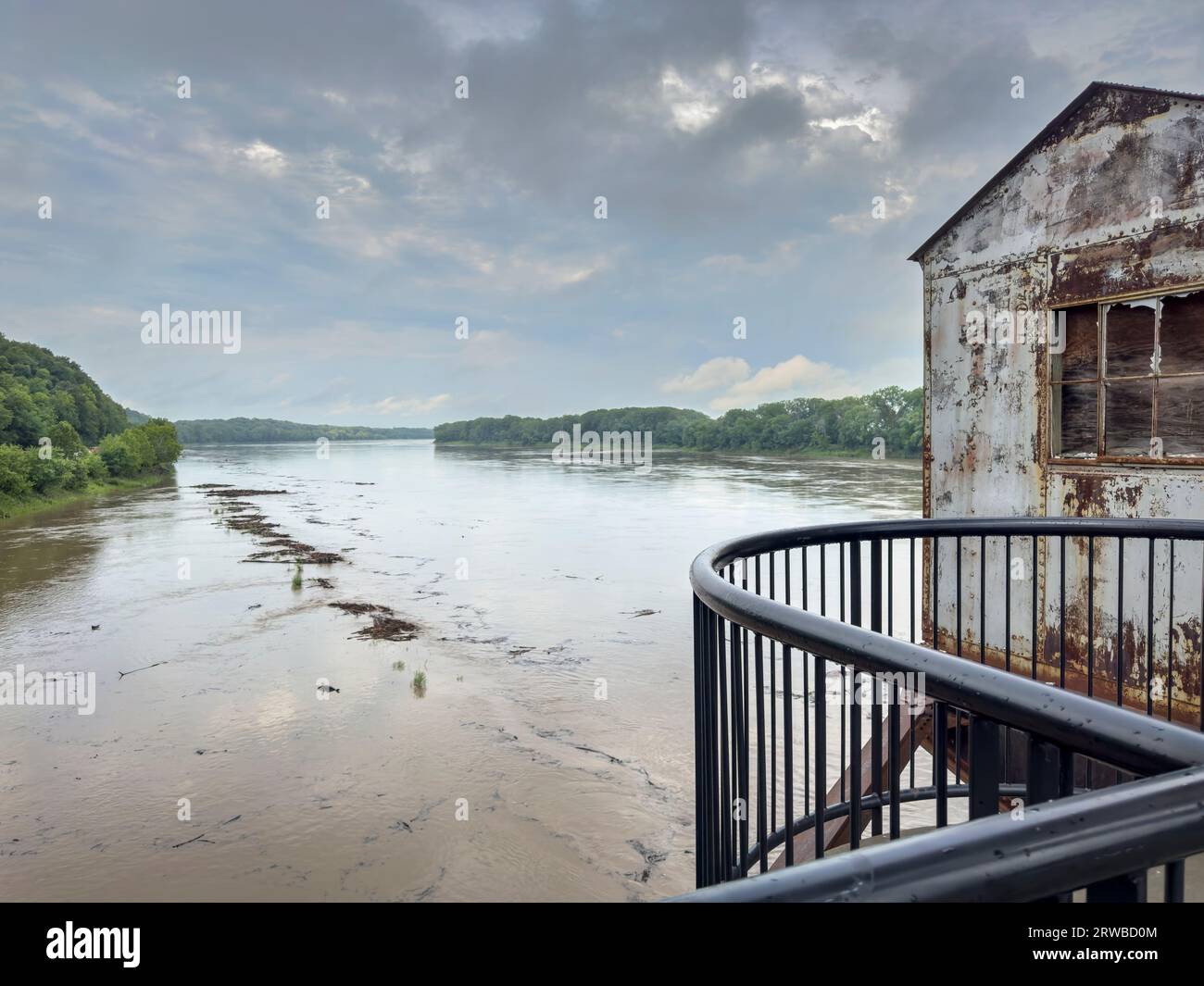 Schutt, der auf dem aufsteigenden Missouri River schwebt, von einer alten Eisenbahnbrücke in Boonville, MO, gesehen Stockfoto