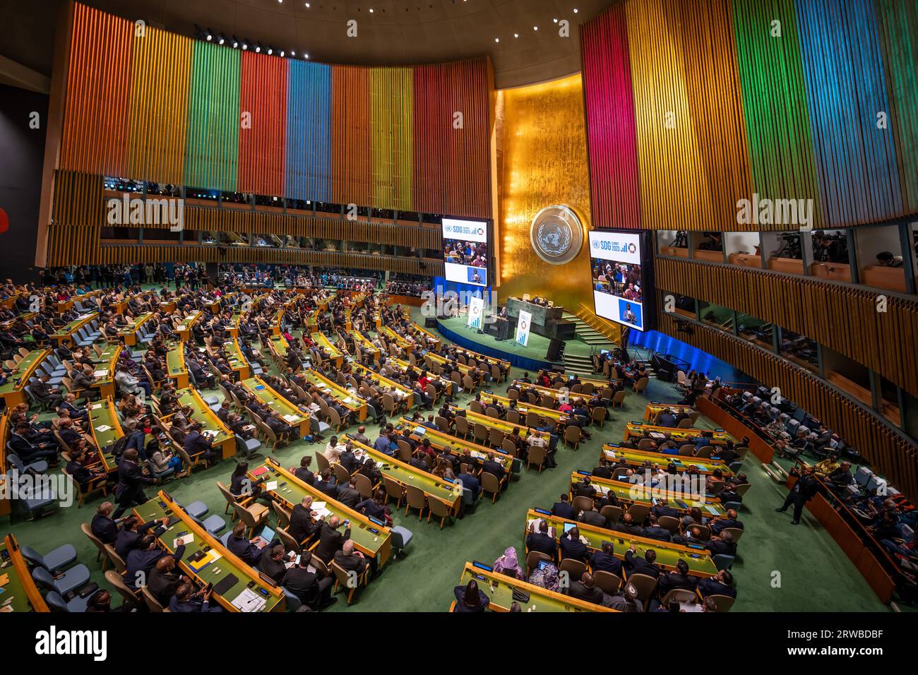 New York, USA. September 2023. Antonio Guterres, Generalsekretär der Vereinten Nationen, spricht auf der Konferenz über den Status der Ziele der Vereinten Nationen für nachhaltige Entwicklung. Ein Tag vor Beginn der allgemeinen Aussprache wird der Stand der Umsetzung der Nachhaltigkeitsziele erörtert, die in erheblichem Maße in Verzug geraten sind. Quelle: Michael Kappeler/dpa/Alamy Live News Stockfoto