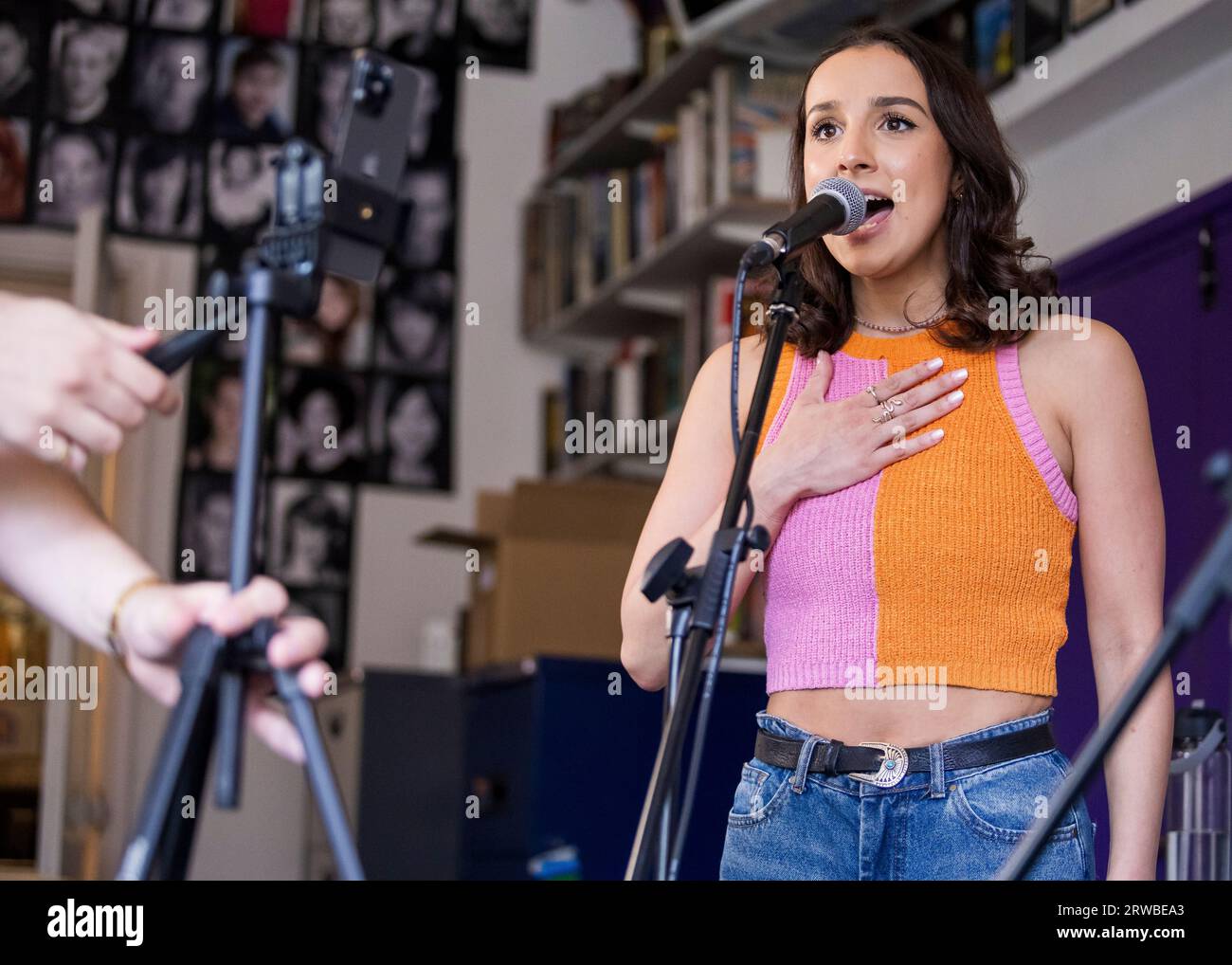 Jaina Brock Patel und Elysia Costanzo nehmen West End New Friends auf, oben im Gatehouse © Clarissa Debenham (Film Free Photography) / Alamy Stockfoto