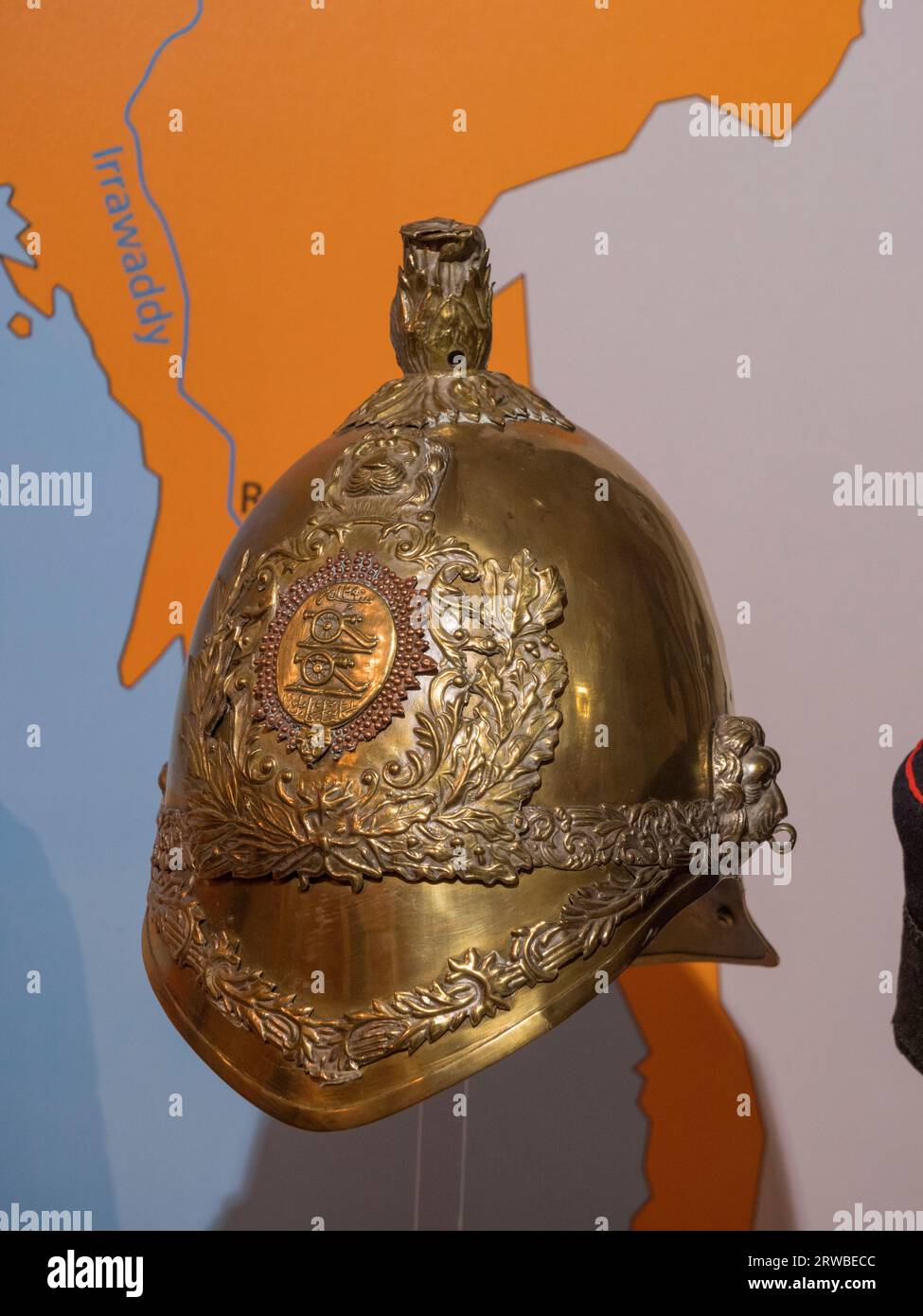 Ein Messinghelm C1878, der im Zweiten Afghanischen Krieg zum Einsatz kam und im Royal Engineers Museum in Gillingham, Kent, Großbritannien ausgestellt ist. Stockfoto