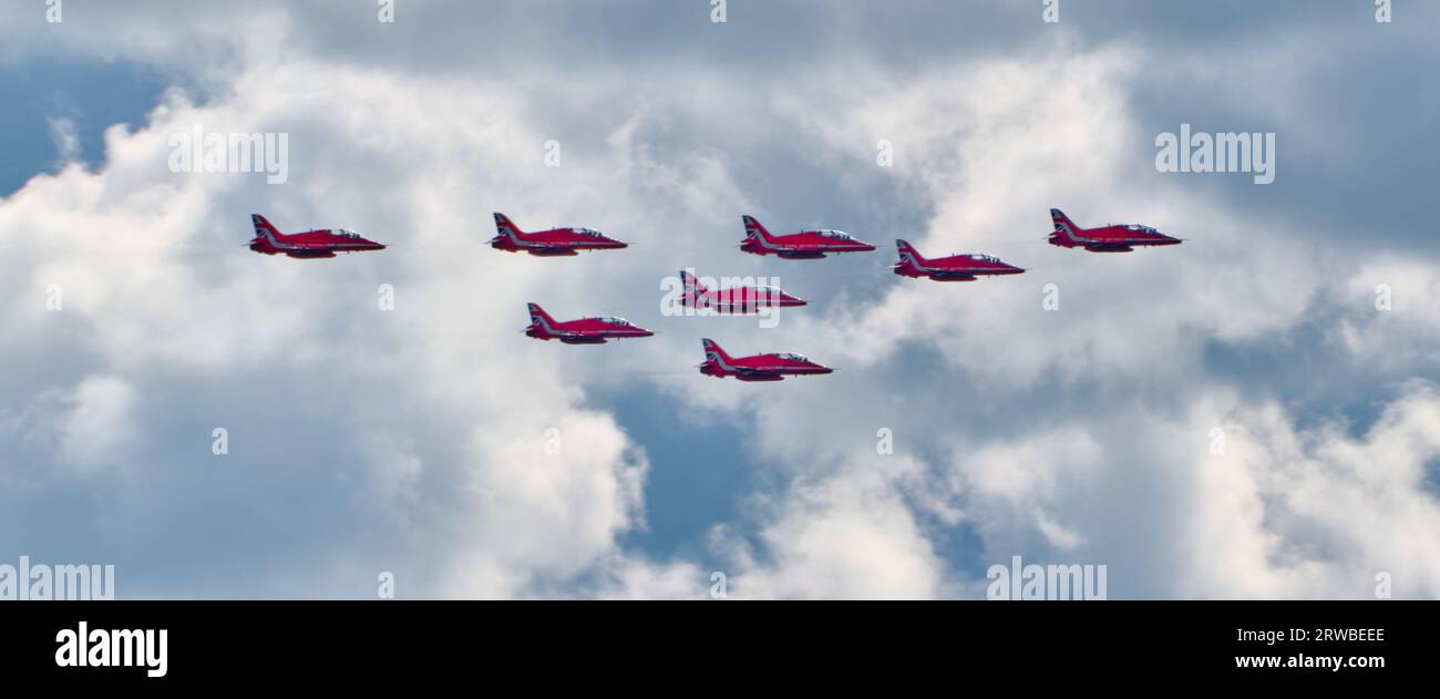 Die roten Pfeile in Formation bereiten sich auf die Ausstellung auf der Rhyl Air Show 2023 vor Stockfoto