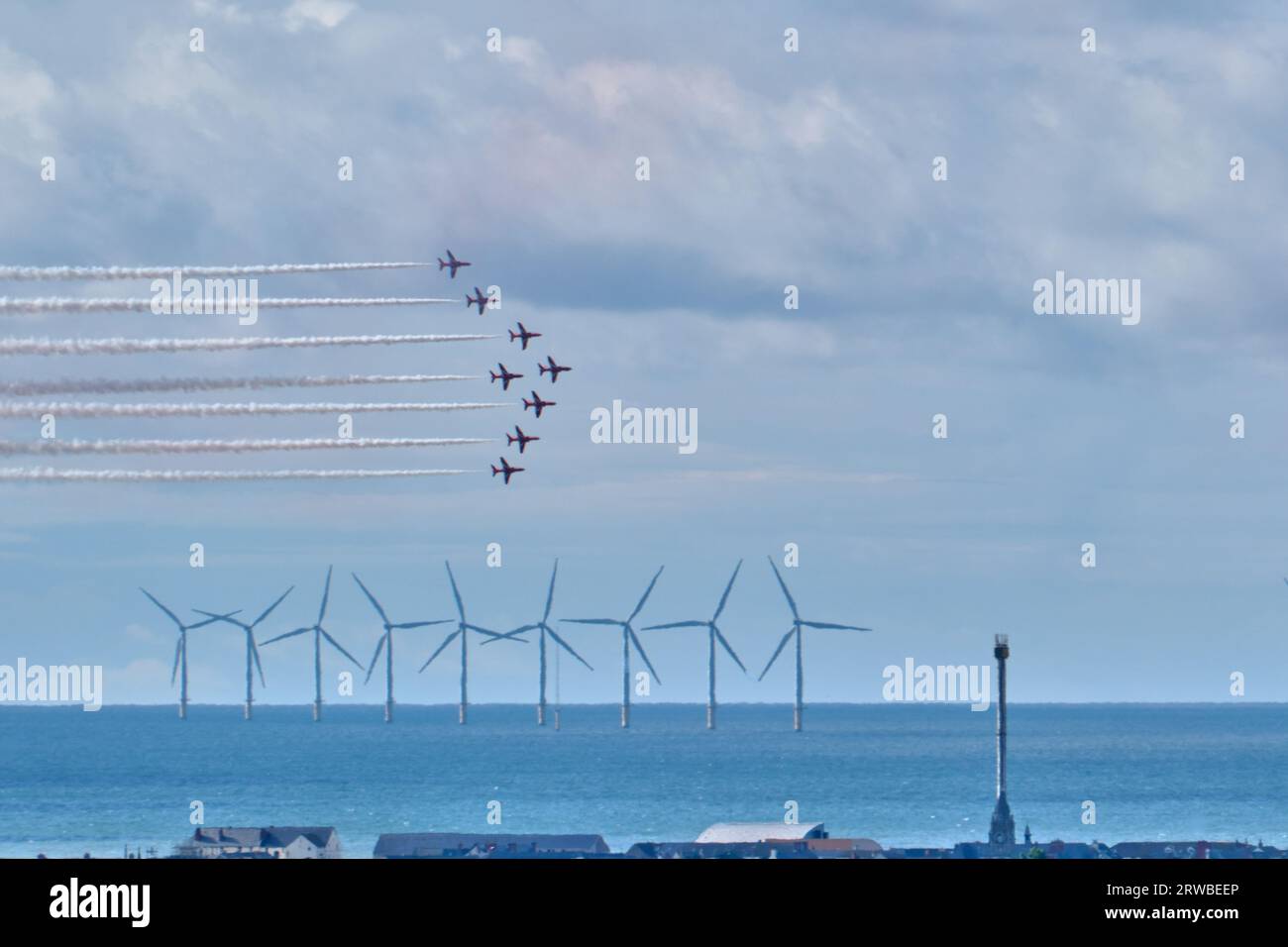 Die Red Arrows in Formation treten auf der Rhyl Air Show 2023 auf Stockfoto
