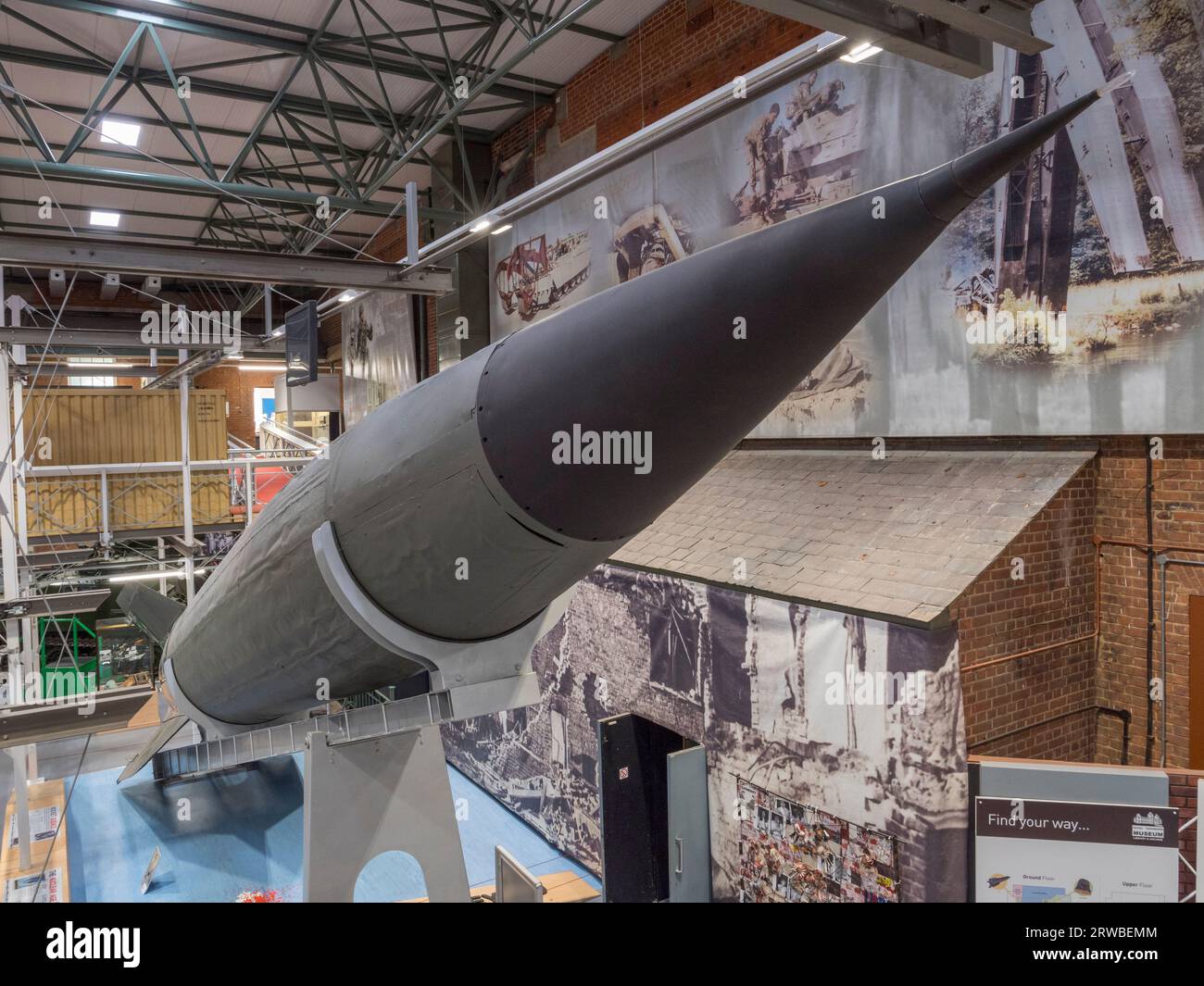 Eine deutsche V-2-Rakete, die am Ende des Zweiten Weltkriegs gefangen genommen wurde, ist im Royal Engineers Museum in Gillingham, Kent, Großbritannien ausgestellt. Stockfoto