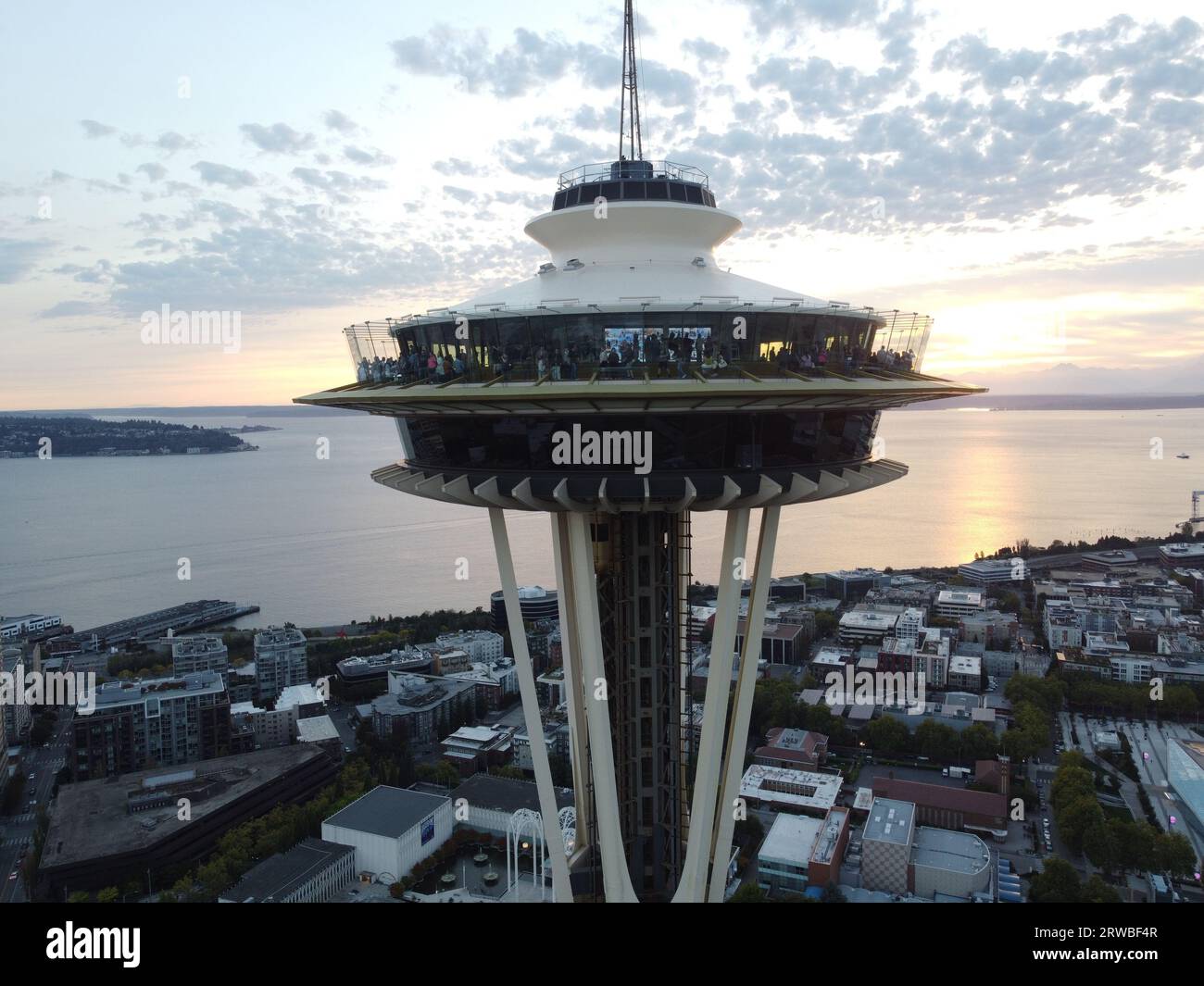 Seattle, Usa. September 2023. (Anmerkung der Redaktion: Bild von Drohne) die allgemeine Ansicht der Space Needle und des nahegelegenen Bereichs. Die Space Needle ist das Wahrzeichen von Seattle, es ist eines der höchsten Gebäude im Bundesstaat Washington. Die Space Needle absorbiert jedes Jahr Tausende von Menschen, die sie besuchen. Wenn die Besucher in der Space Needle stehen, können sie die ganze Stadt Seattle sehen. Quelle: SOPA Images Limited/Alamy Live News Stockfoto