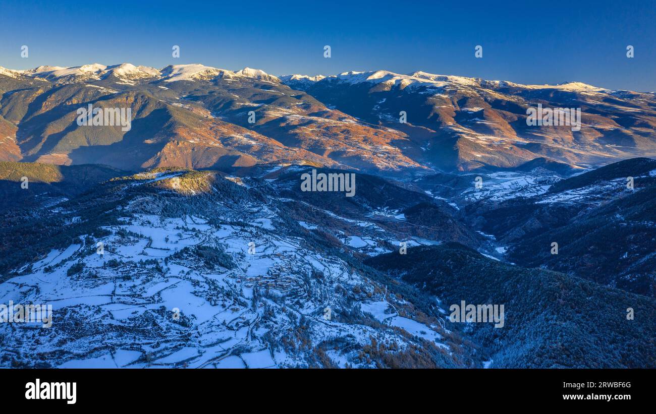 Blick aus der Vogelperspektive auf die schneebedeckten Cerdanya-Berge, aus der Nähe von Estana (Cerdanya, Lleida, Katalonien, Spanien, Pyrenäen) Stockfoto
